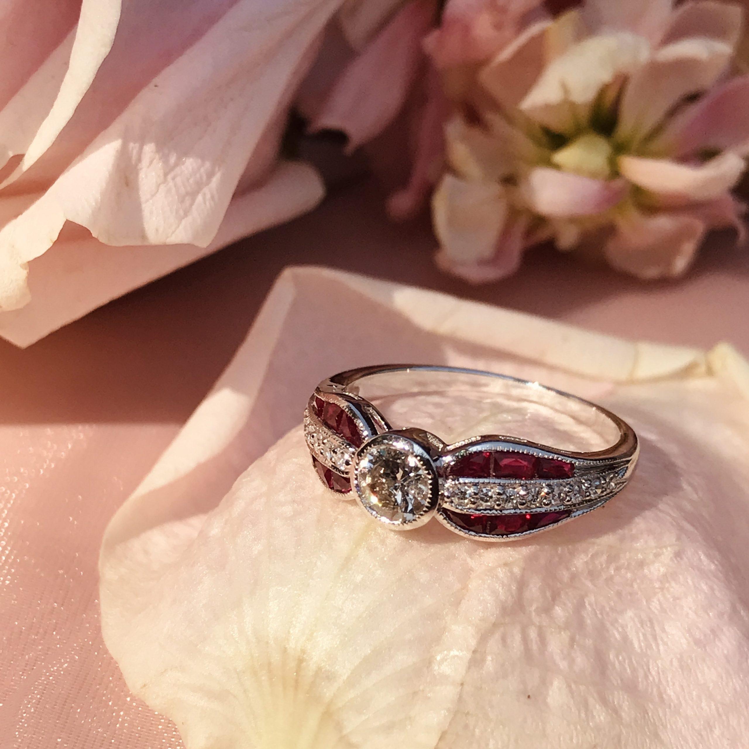 Diamant & roter Rubin Art Deco inspirierter Stil Solitär Verlobungsring Weißgold Damen im Angebot