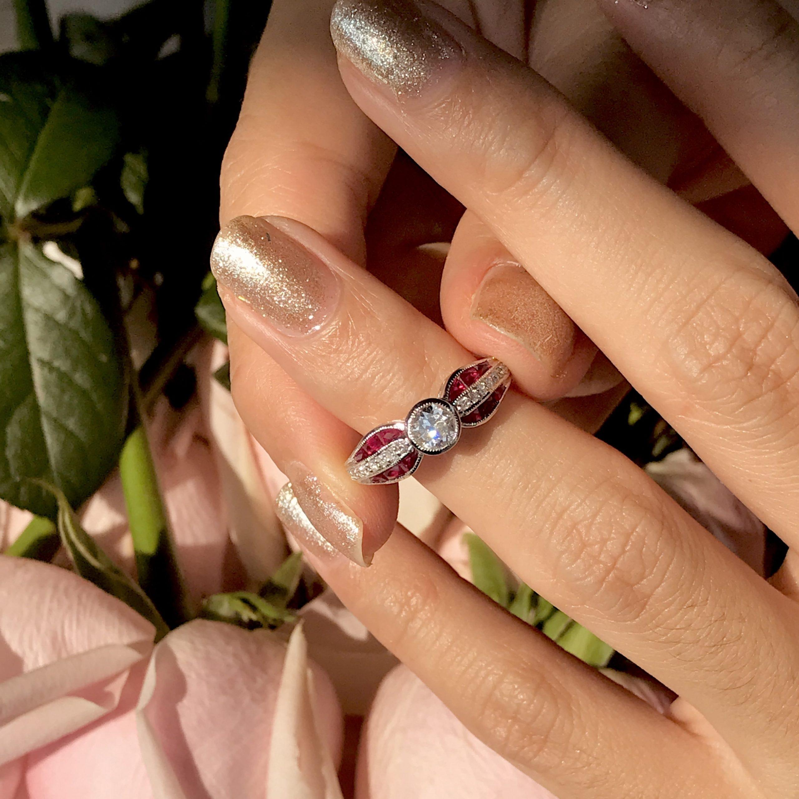 Diamant & roter Rubin Art Deco inspirierter Stil Solitär Verlobungsring Weißgold im Angebot 1