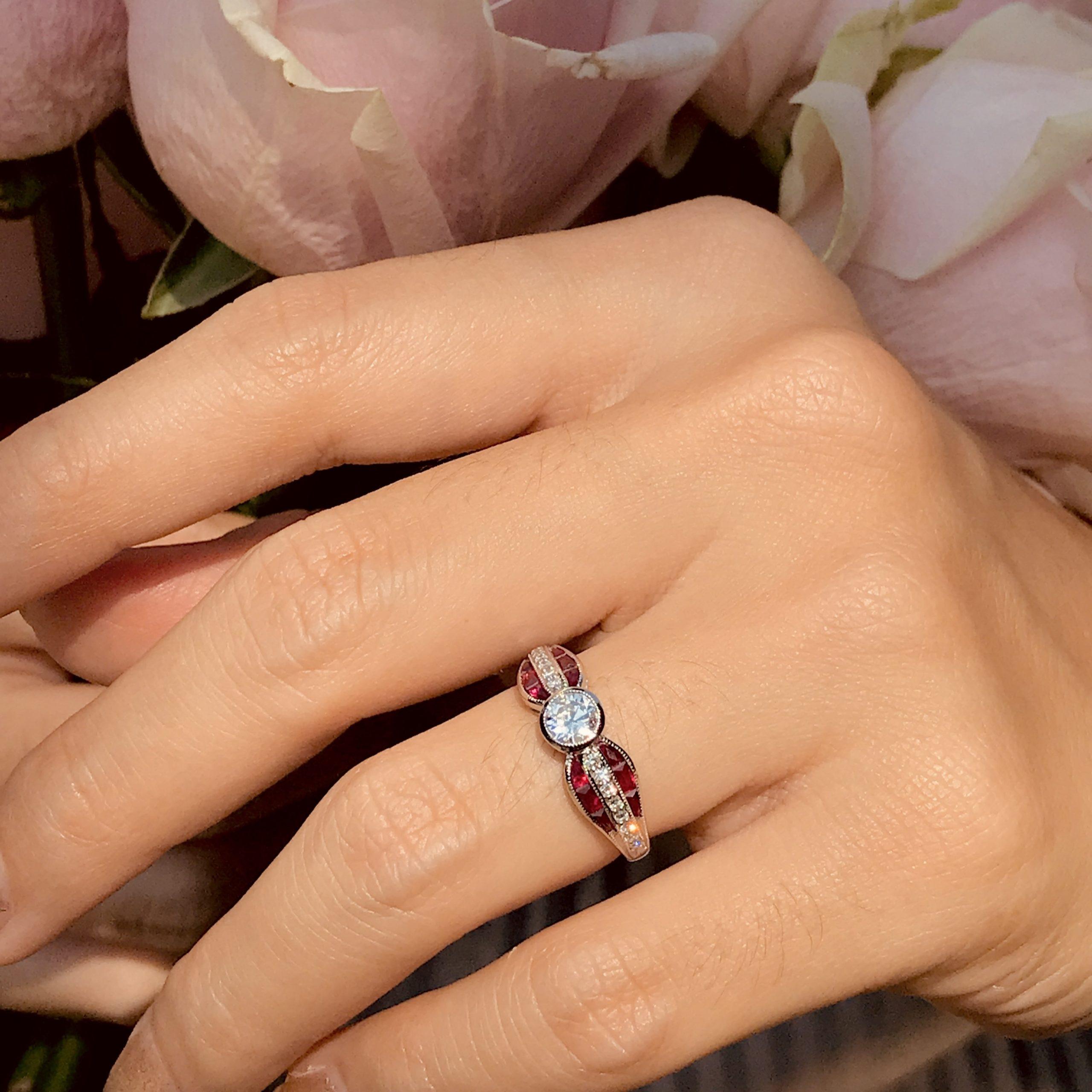 Diamant & roter Rubin Art Deco inspirierter Stil Solitär Verlobungsring Weißgold im Angebot 3