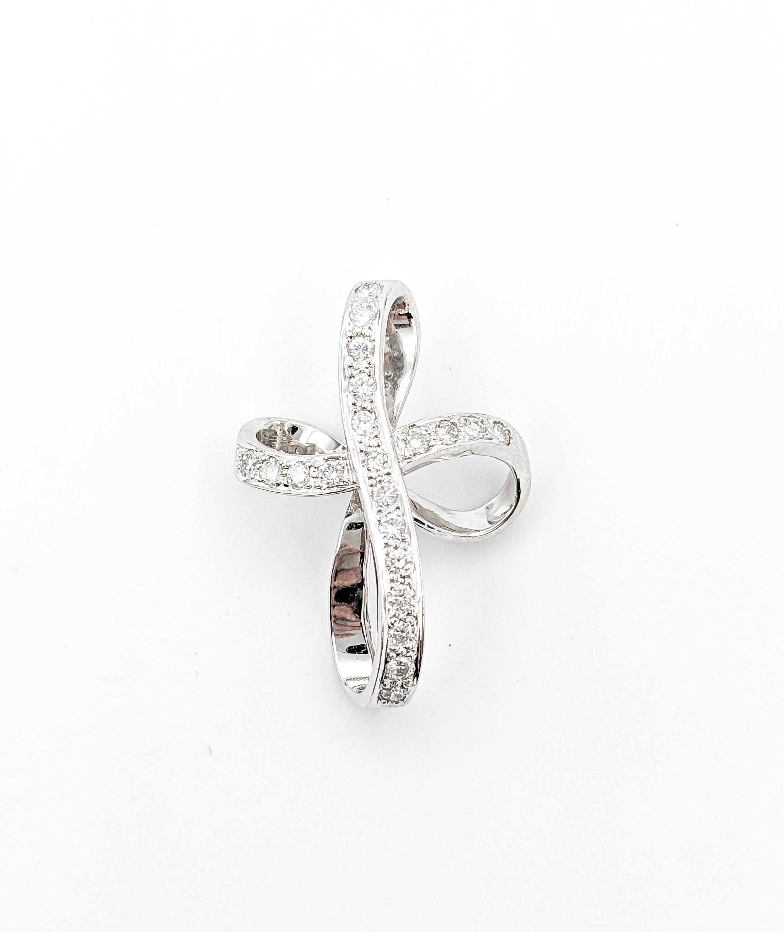 Pendentif Croix en or blanc avec ruban de diamants Excellent état - En vente à Bloomington, MN