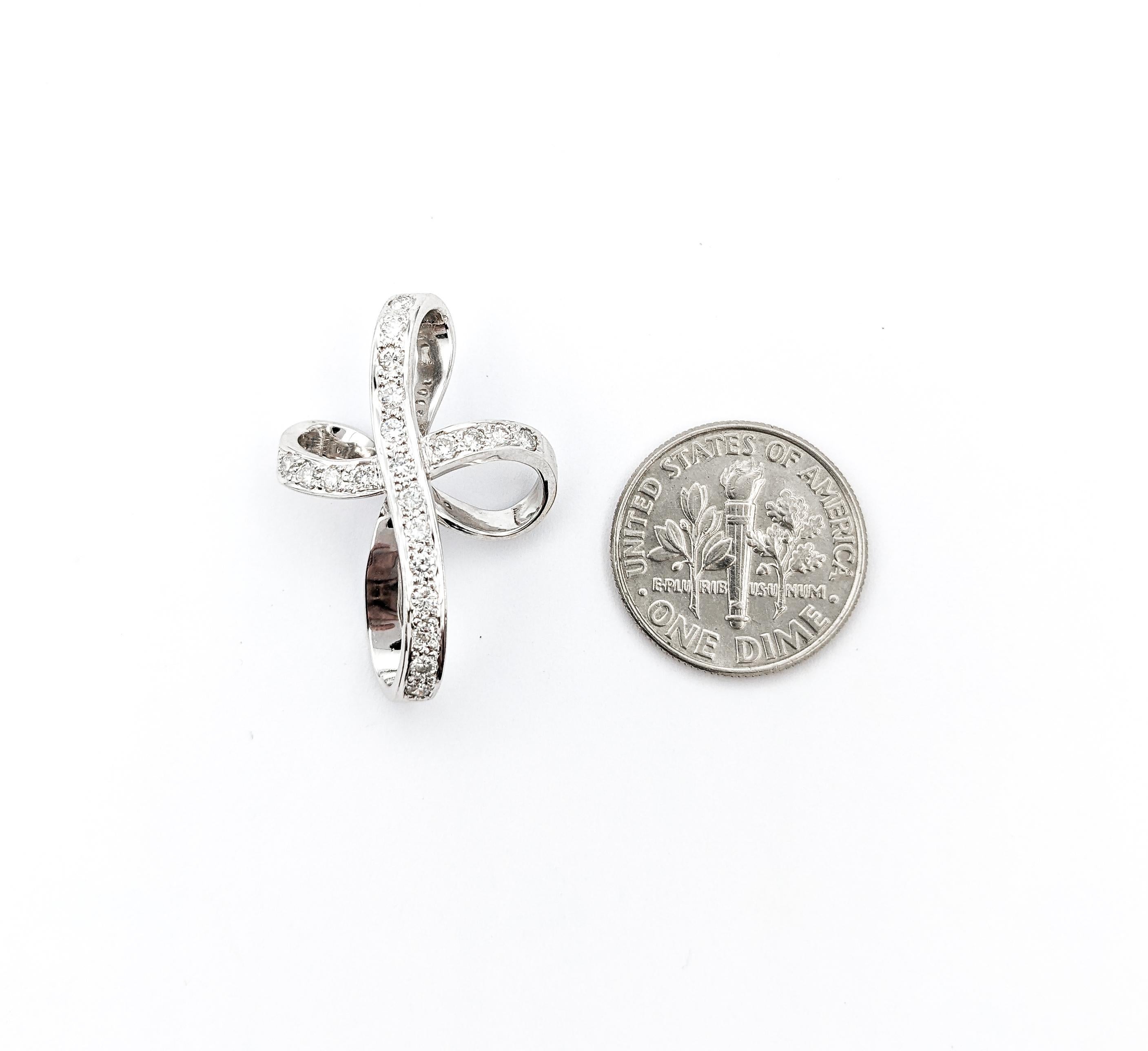 Pendentif Croix en or blanc avec ruban de diamants Pour femmes en vente