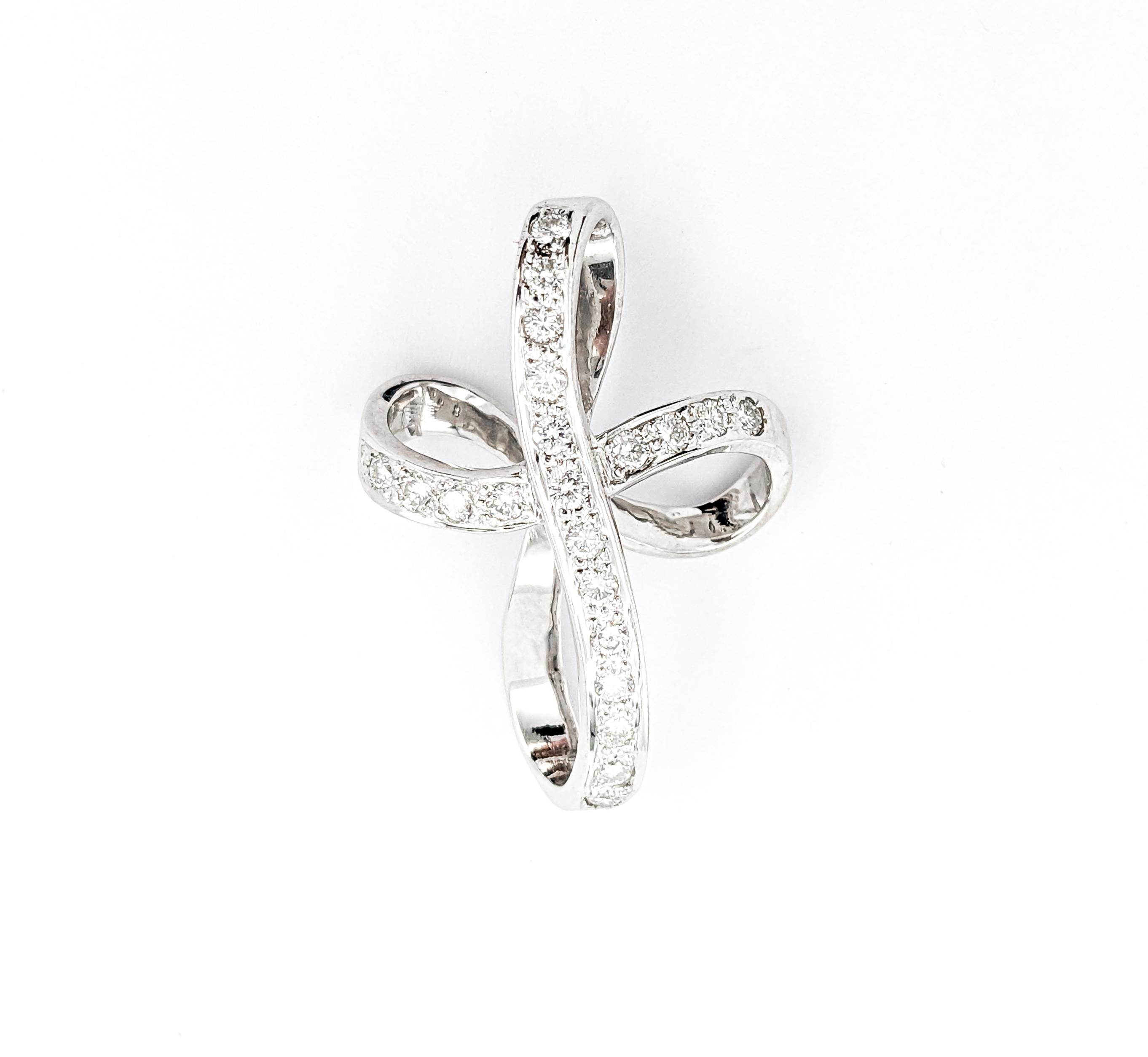 Pendentif Croix en or blanc avec ruban de diamants en vente 1