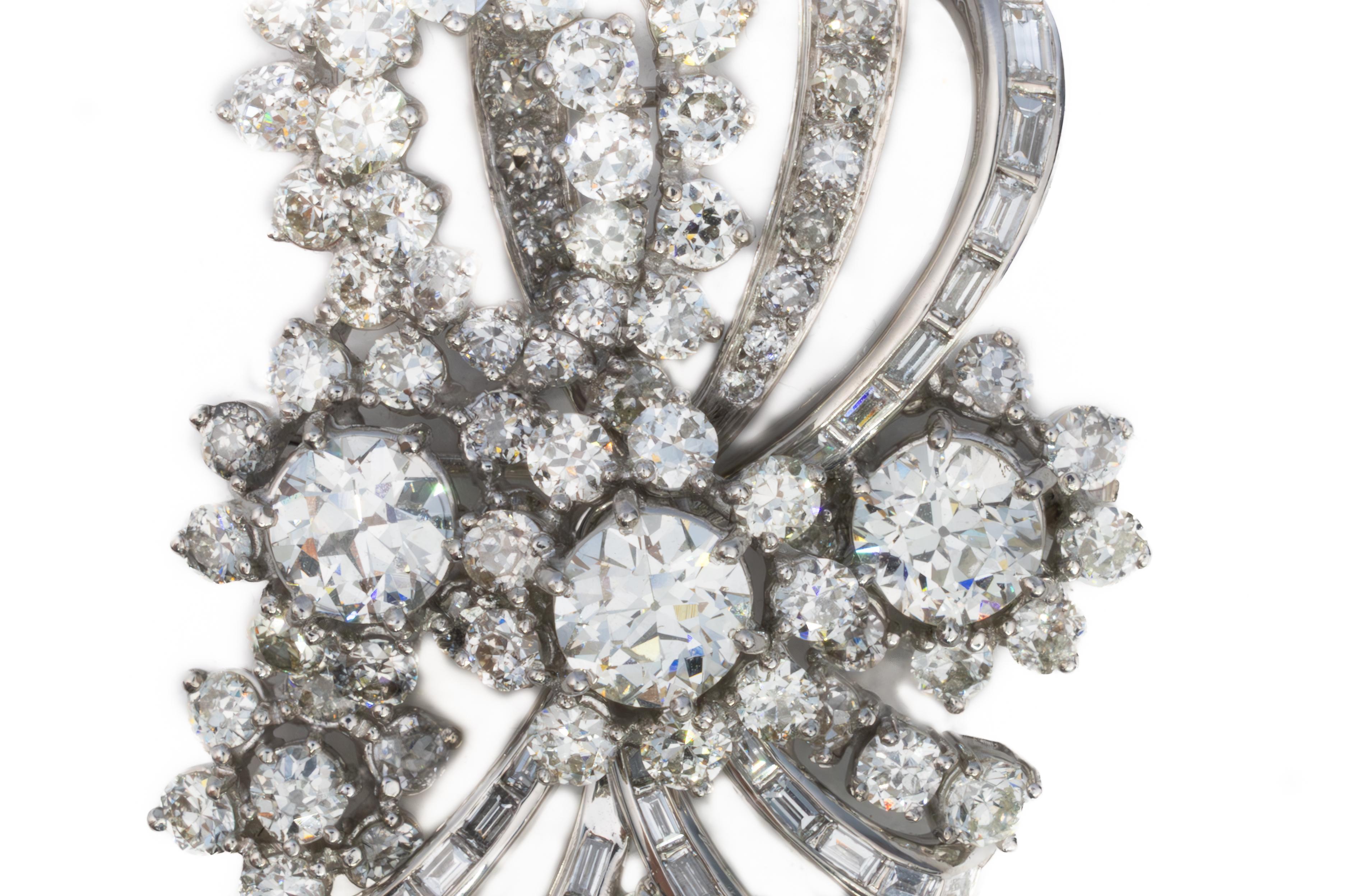 Spilla floreale con nastro di diamanti in platino

Bellissimo esempio di design della metà del secolo scorso, questa spilla di diamanti è realizzata come un nastro fluente o uno spruzzo floreale, magistralmente incastonato nel platino. La spilla