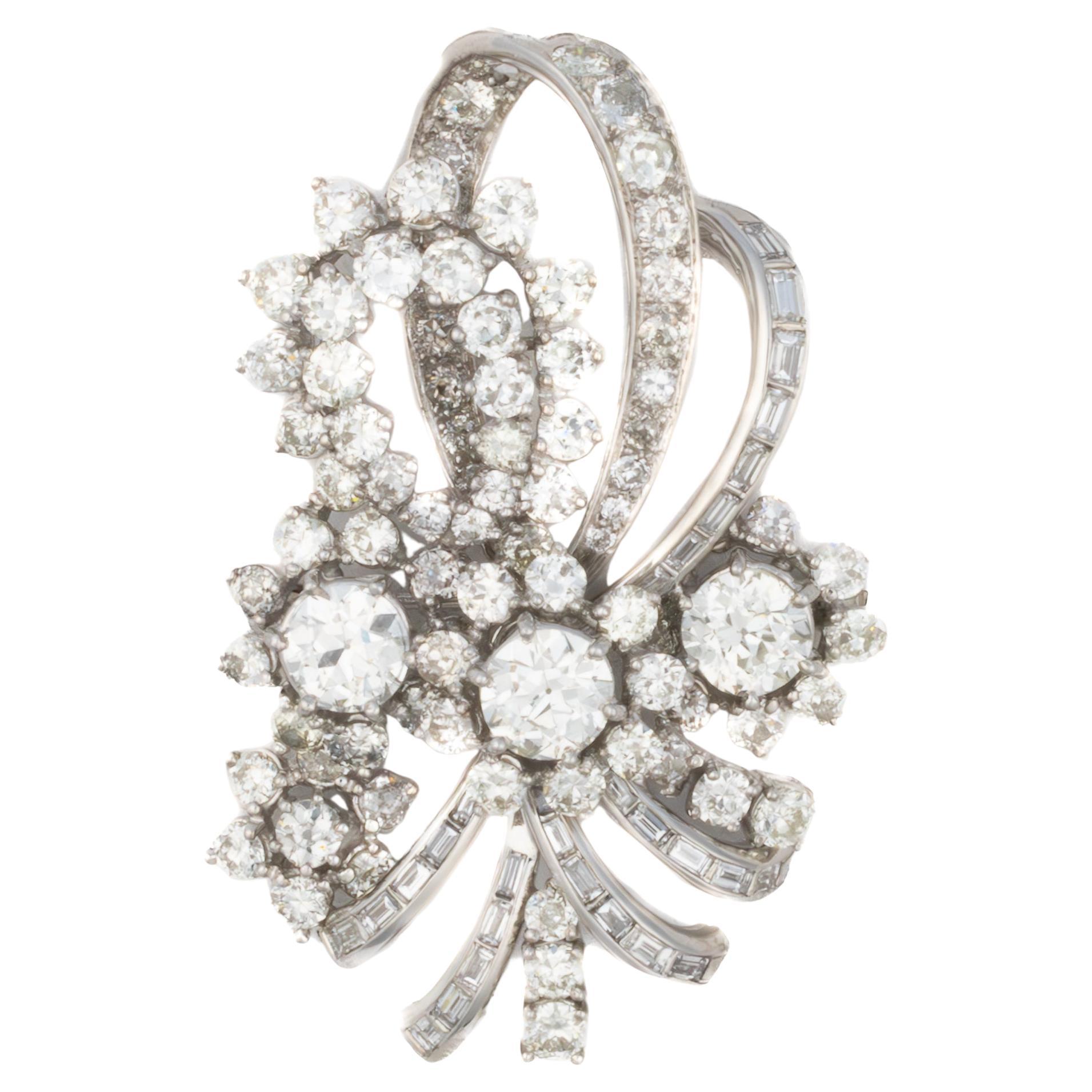 Broche Floral con Cinta de Diamantes en Platino
