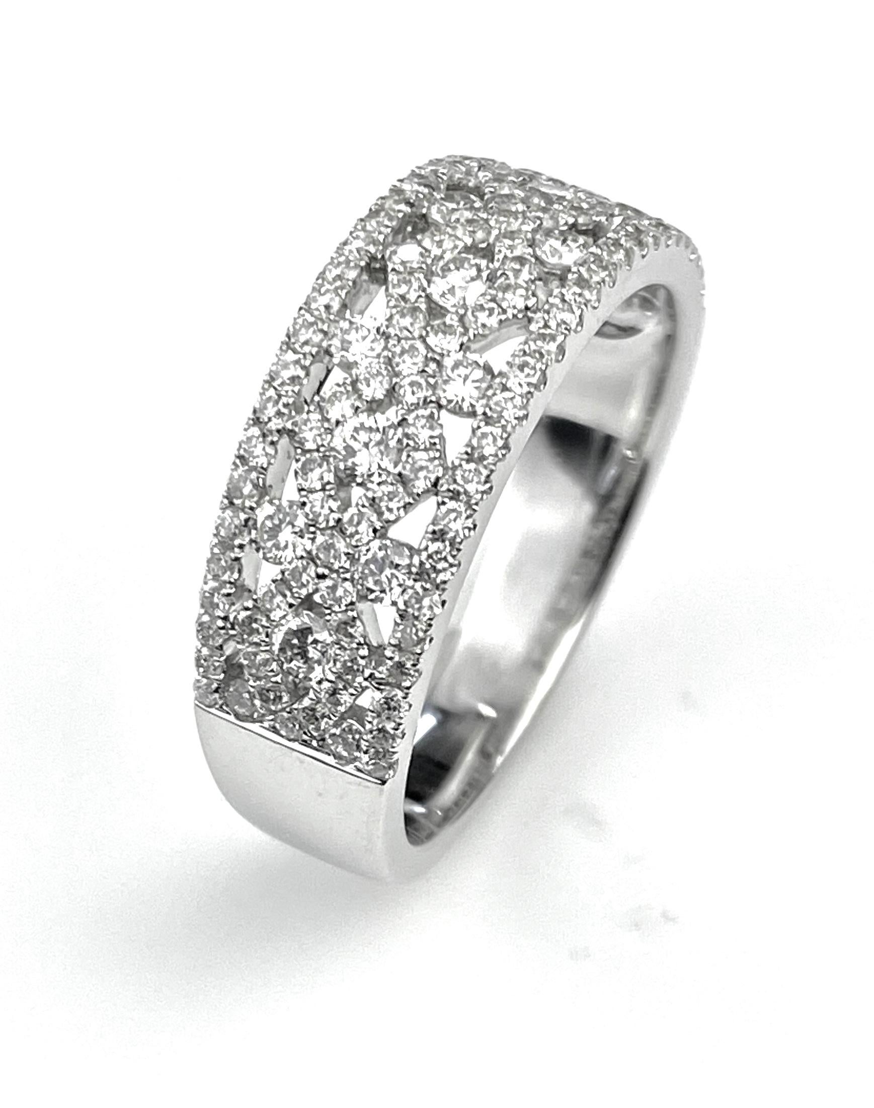 Diamond Right Hand Ring with Patterned Design In New Condition For Sale In Toronto, Ontario