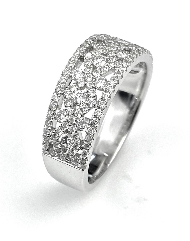 Diamond Right Hand Ring with Patterned Design For Sale at 1stDibs