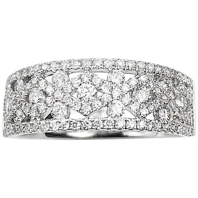 Diamond Right Hand Ring with Patterned Design For Sale at 1stDibs
