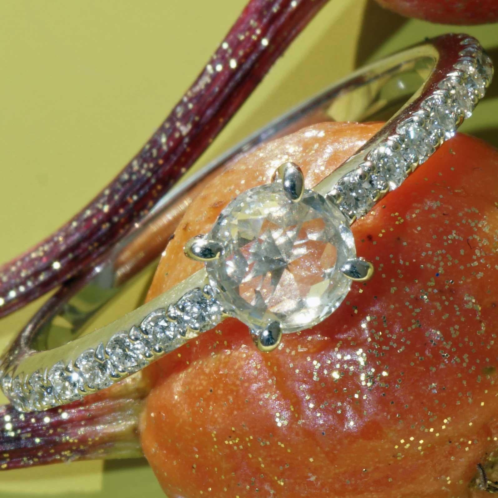 un troisième carat understatement ring esprit du temps et de l'élégance bijoux en or blanc à tomber en amour avec, au milieu une fine rose de diamant dans la taille d'un troisième carat avec 5 mm D. env. 0,29 ct, mis en scène par les diamants pleine