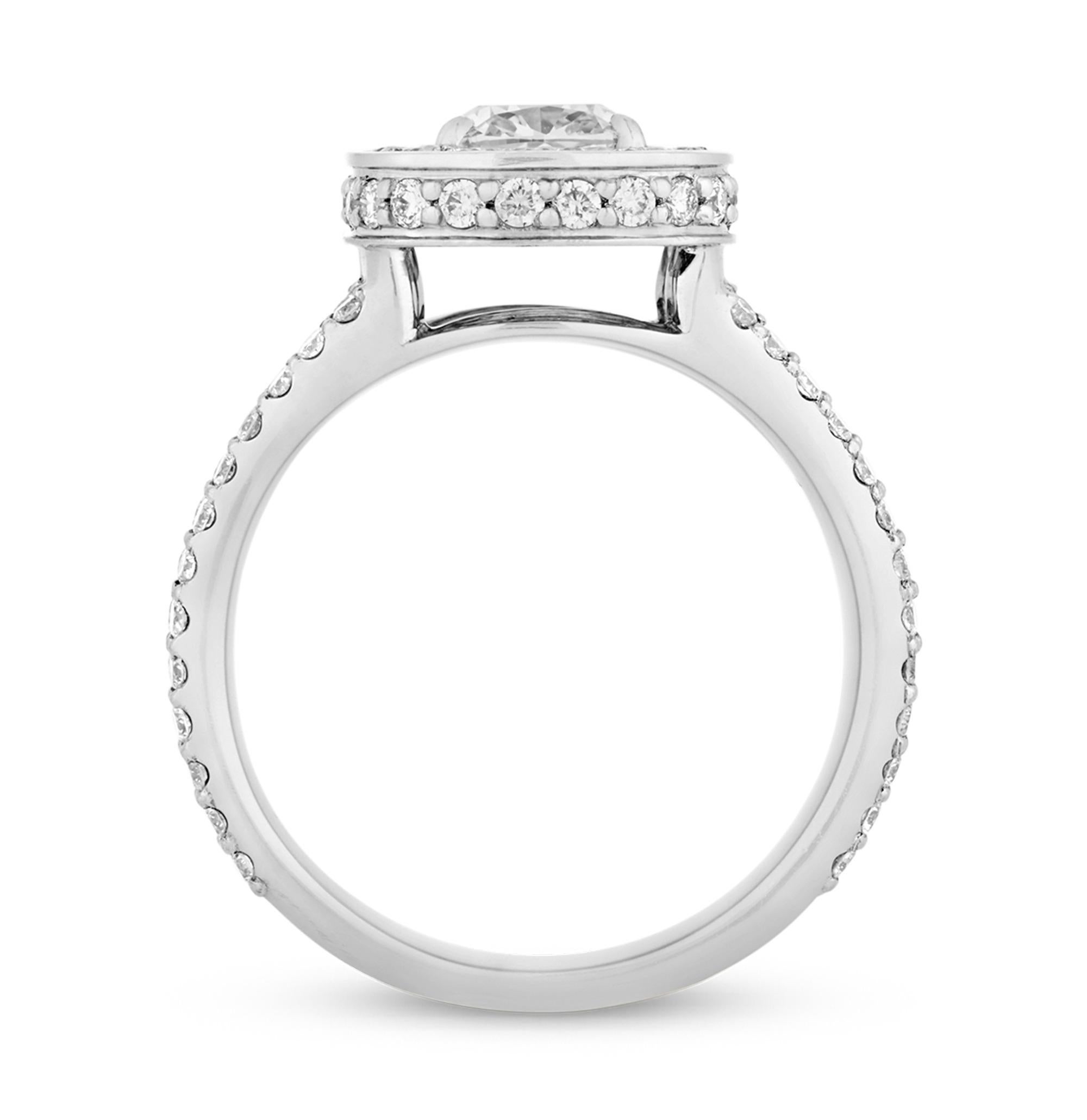 Questo anello splendidamente lavorato mette in mostra un diamante taglio cuscino da 1,01 carati di qualità eccezionale. Certificato dalla GIA come incolore, o colore E, e internamente impeccabile, o IF, il diamante irradia brillantezza e