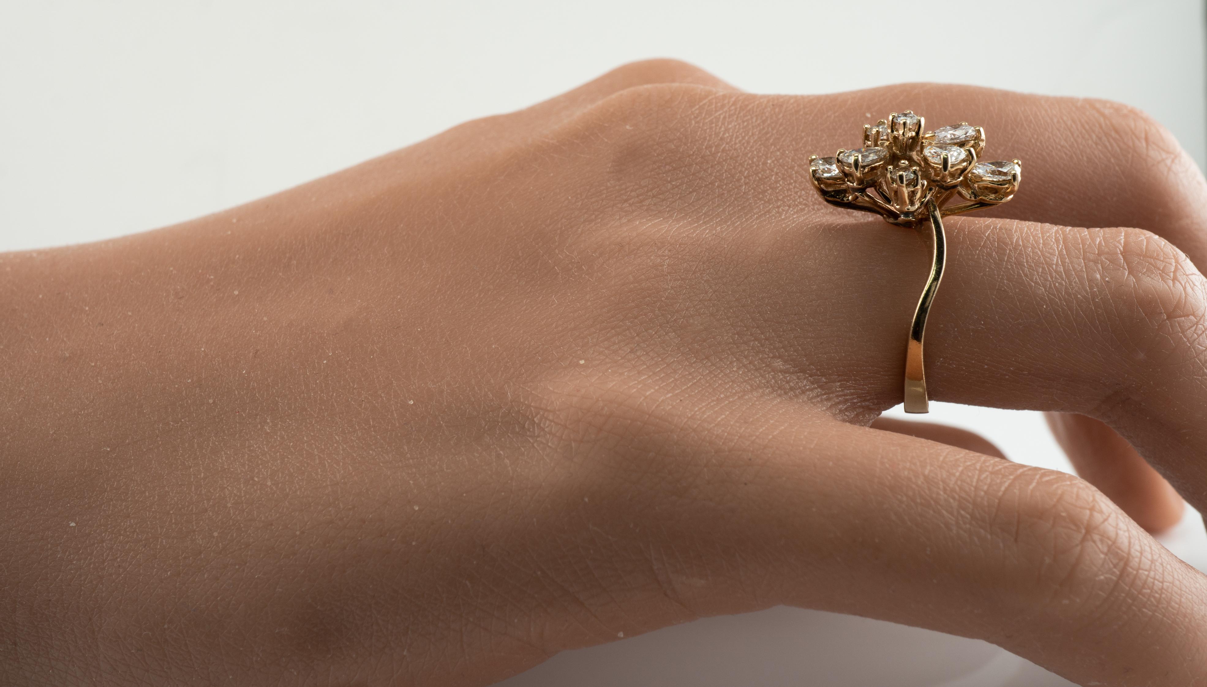Anello di diamanti in oro 14K con pera rotonda a grappolo 1.53 TDW in vendita 6