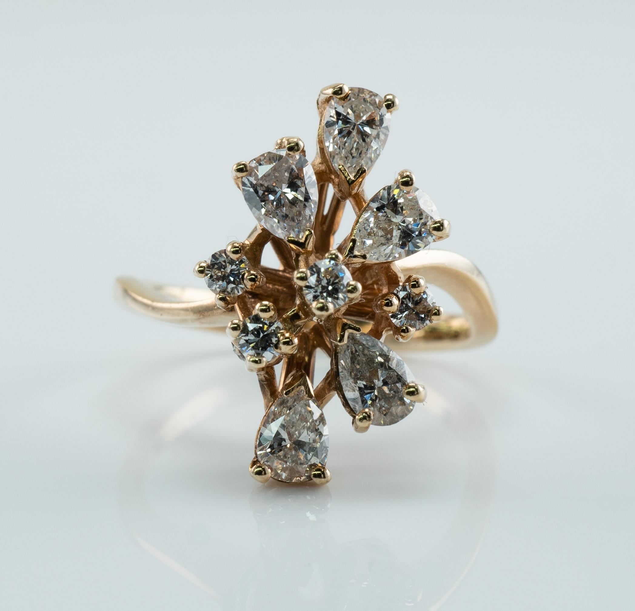 Taglio rotondo Anello di diamanti in oro 14K con pera rotonda a grappolo 1.53 TDW in vendita