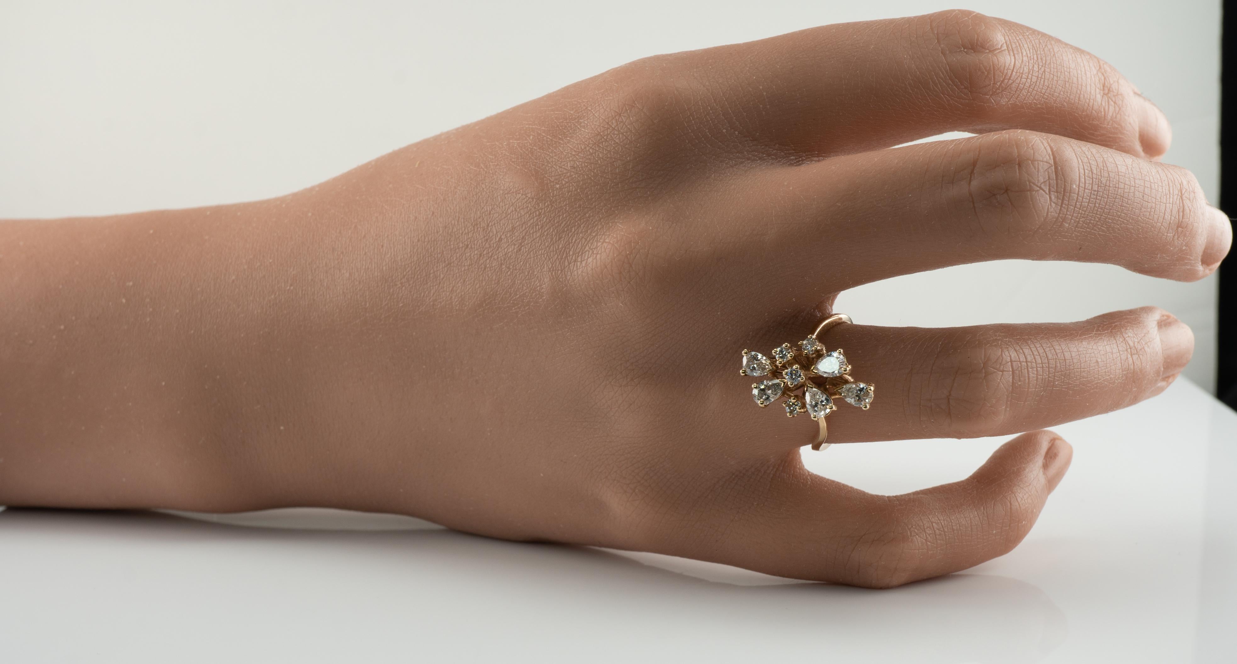 Anello di diamanti in oro 14K con pera rotonda a grappolo 1.53 TDW in vendita 4