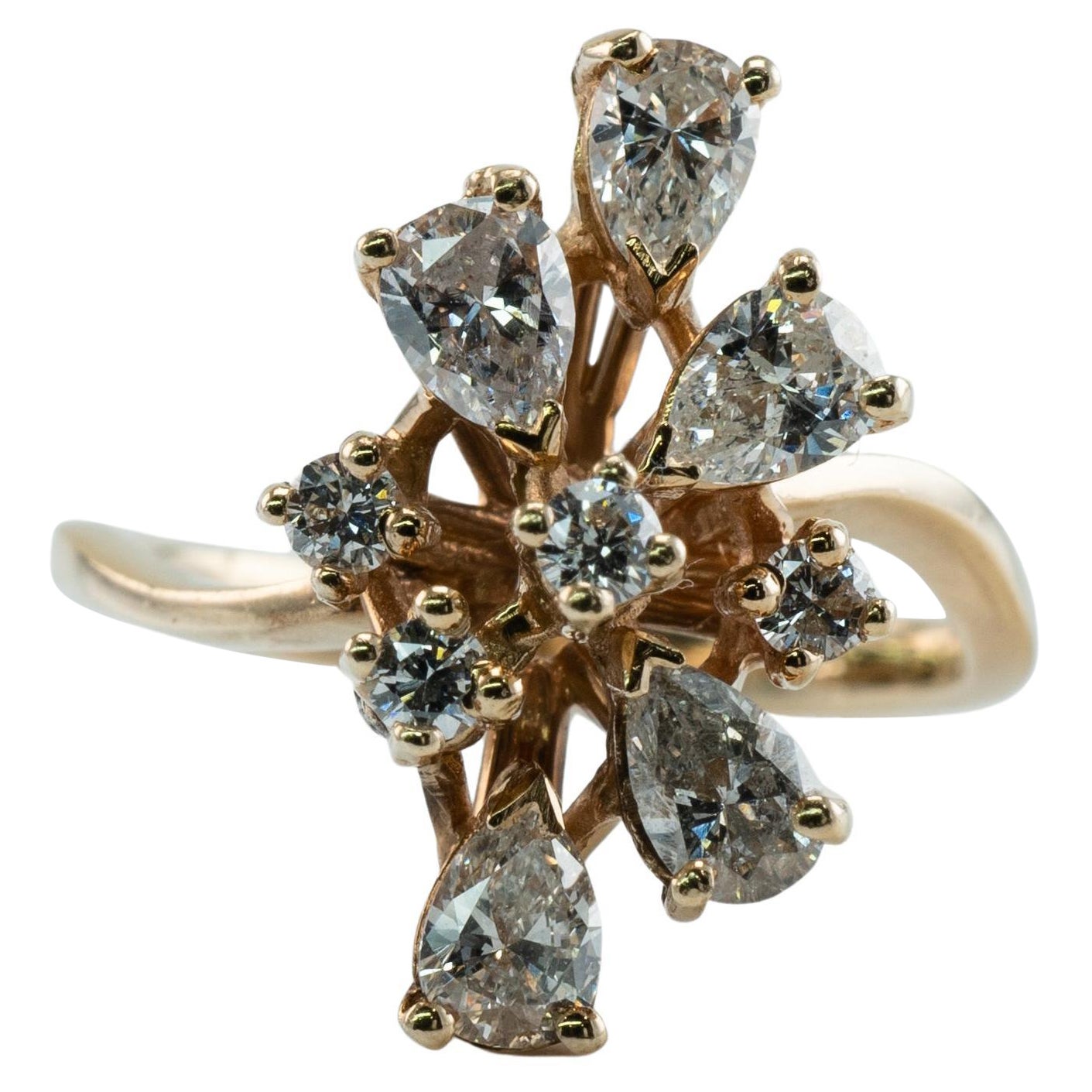 Anello di diamanti in oro 14K con pera rotonda a grappolo 1.53 TDW in vendita