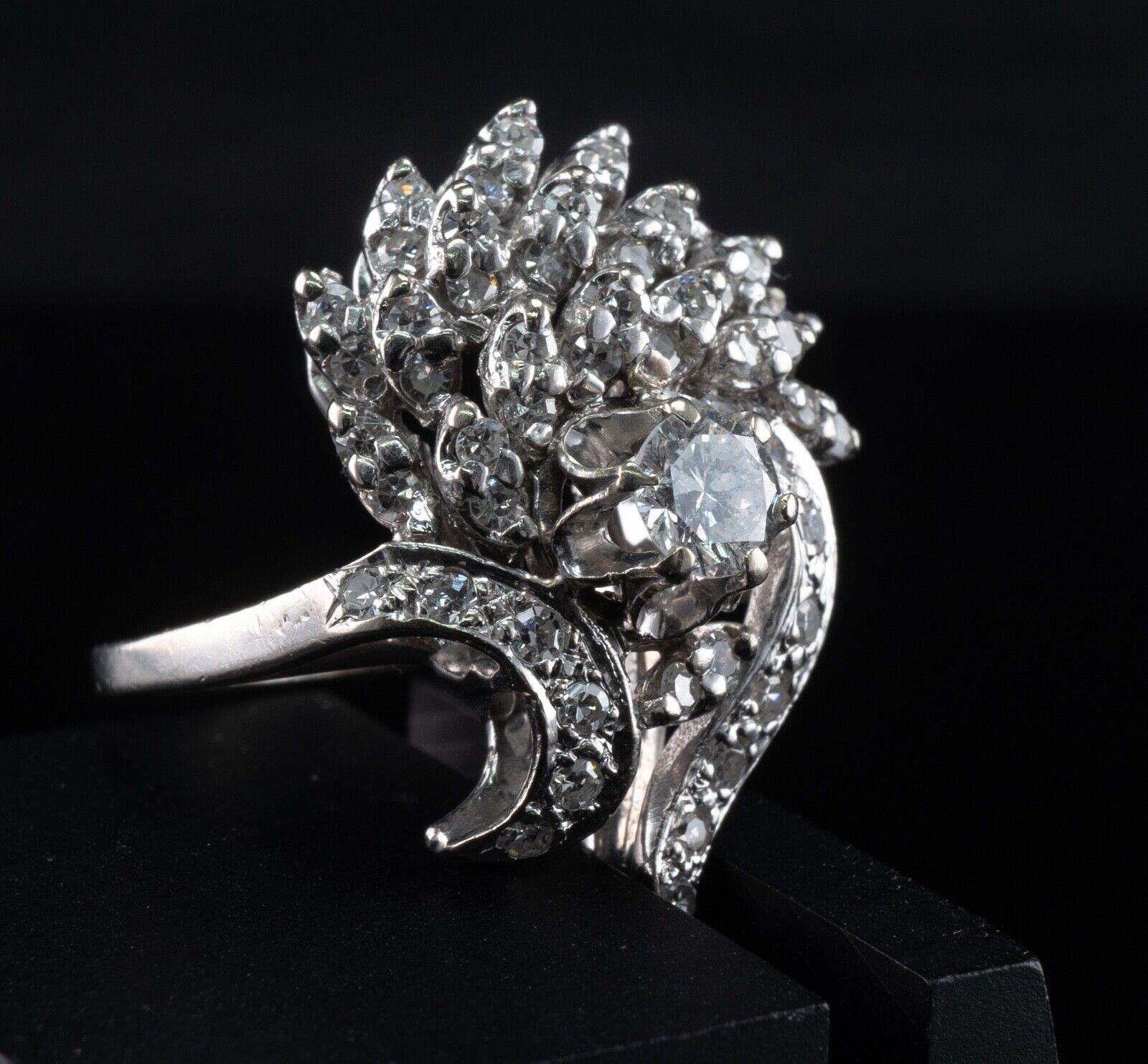 Anello con diamante in oro bianco 14K 1,25 TDW rotondo singolo Vintage Cluster

Questo anello vintage è finemente realizzato in oro bianco massiccio 14 carati.
Il diamante centrale rotondo taglio brillante ha un peso di 0,50 carati, di purezza SI2 e