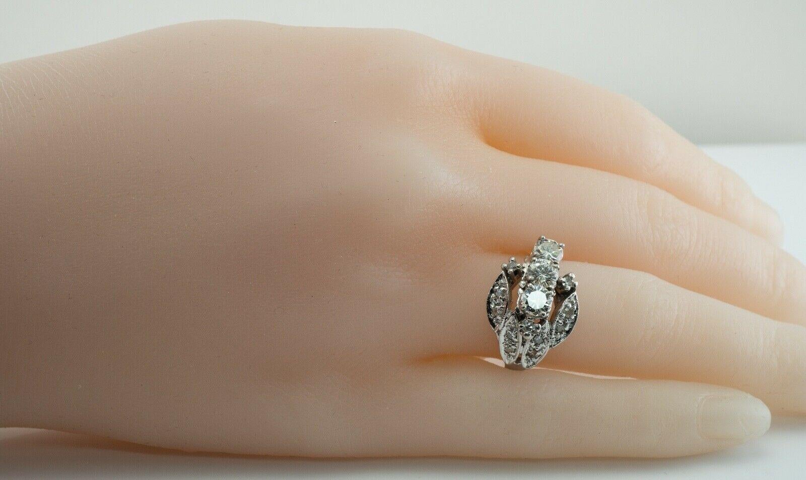 Anello con diamante in oro bianco 14K 1950 Vintage Band in vendita 5