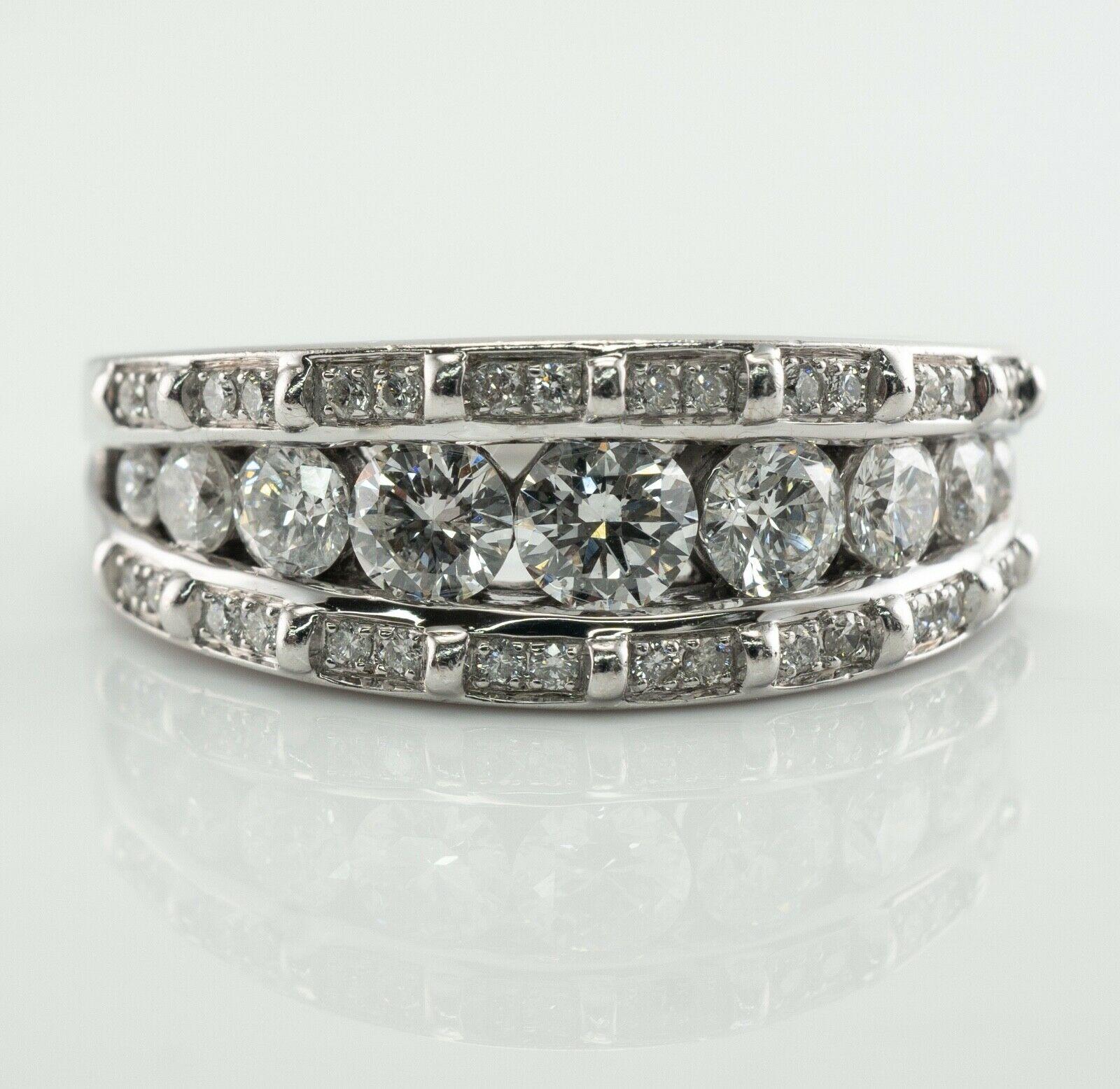 Cette adorable bague de succession est réalisée en or blanc 14 carats massif. 
9 diamants ronds centraux de taille brillante gradués en taille et totalisant 1,07 carats.
Ils sont de pureté VS2-SI2 et de couleur H. 
32 diamants plus petits totalisent