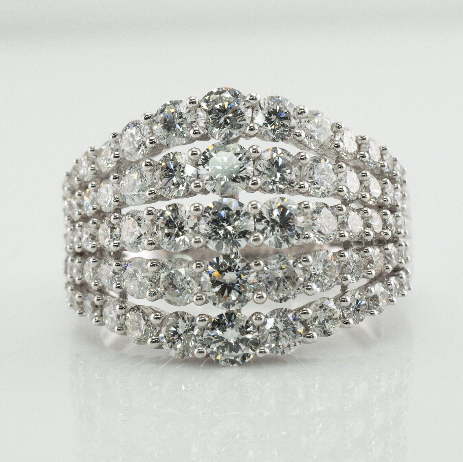 Anello con diamante a fascia in oro bianco 14K 3,00cts TDW Cluster

Questo anello di proprietà è realizzato in oro bianco massiccio 14 carati.
Ci sono 65 diamanti naturali rotondi taglio brillante incastonati in 5 file.
I diamanti hanno dimensioni