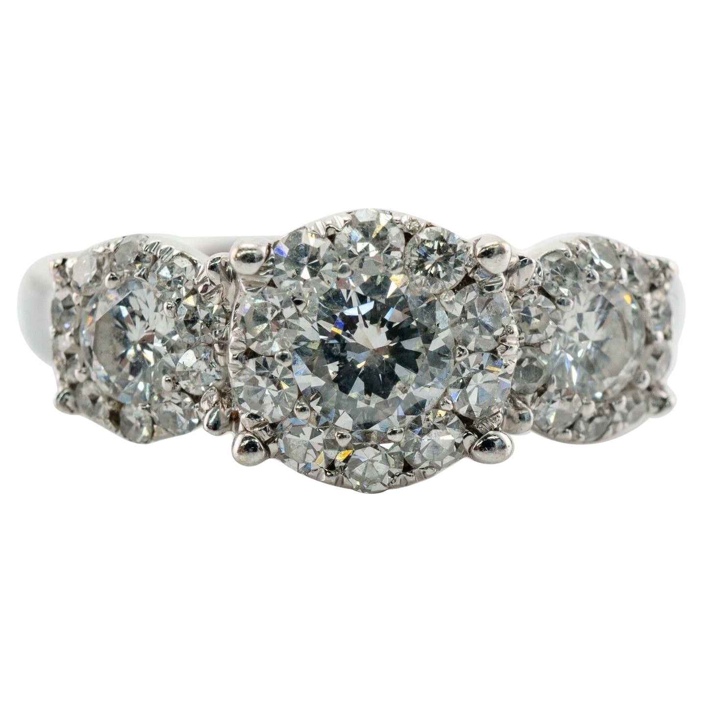 Bague de fiançailles en or blanc 14 carats avec halo de diamants (1,63 TDW) en vente