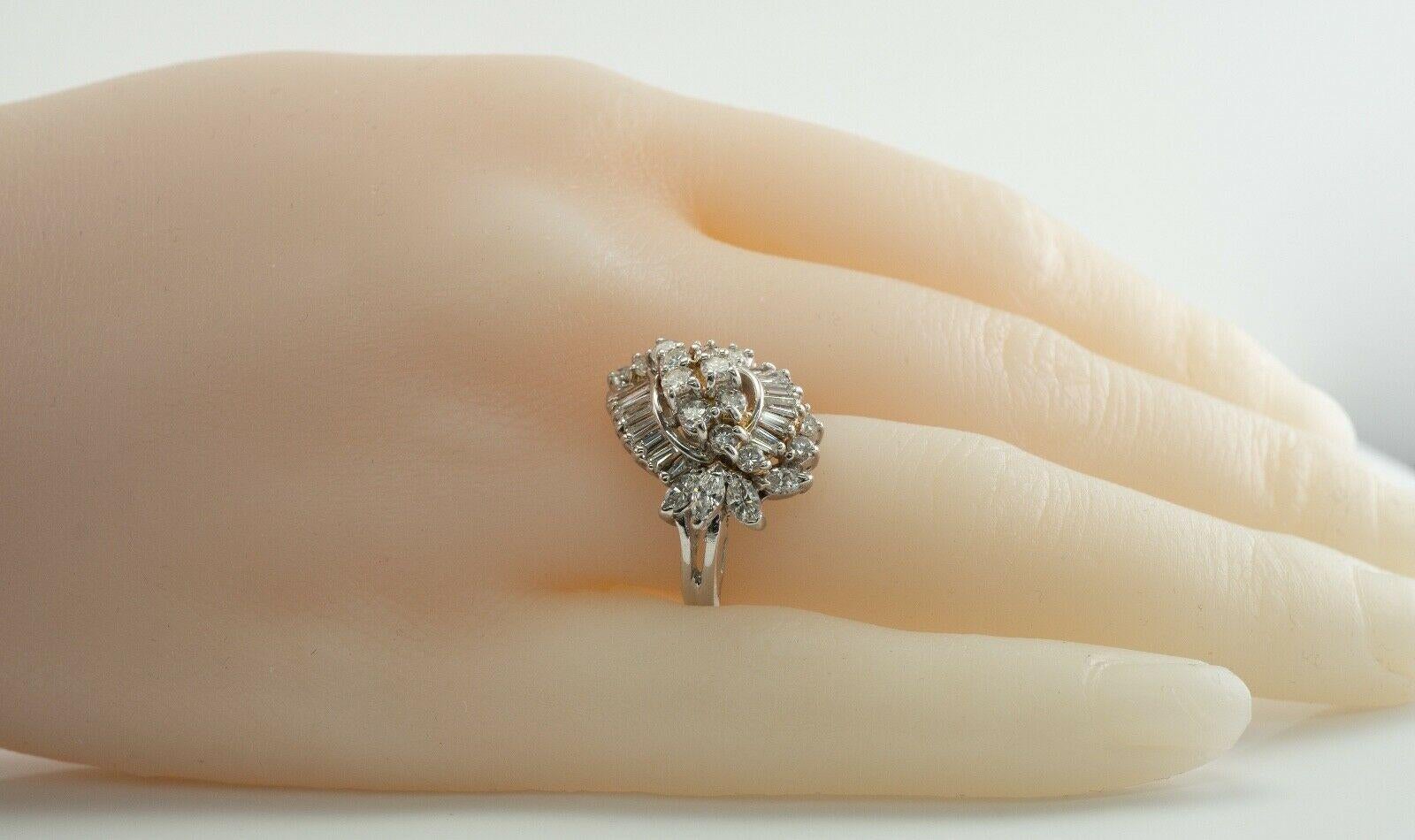 Anello con diamante in oro bianco 14K Vintage Cluster 1,73 TDW in vendita 7