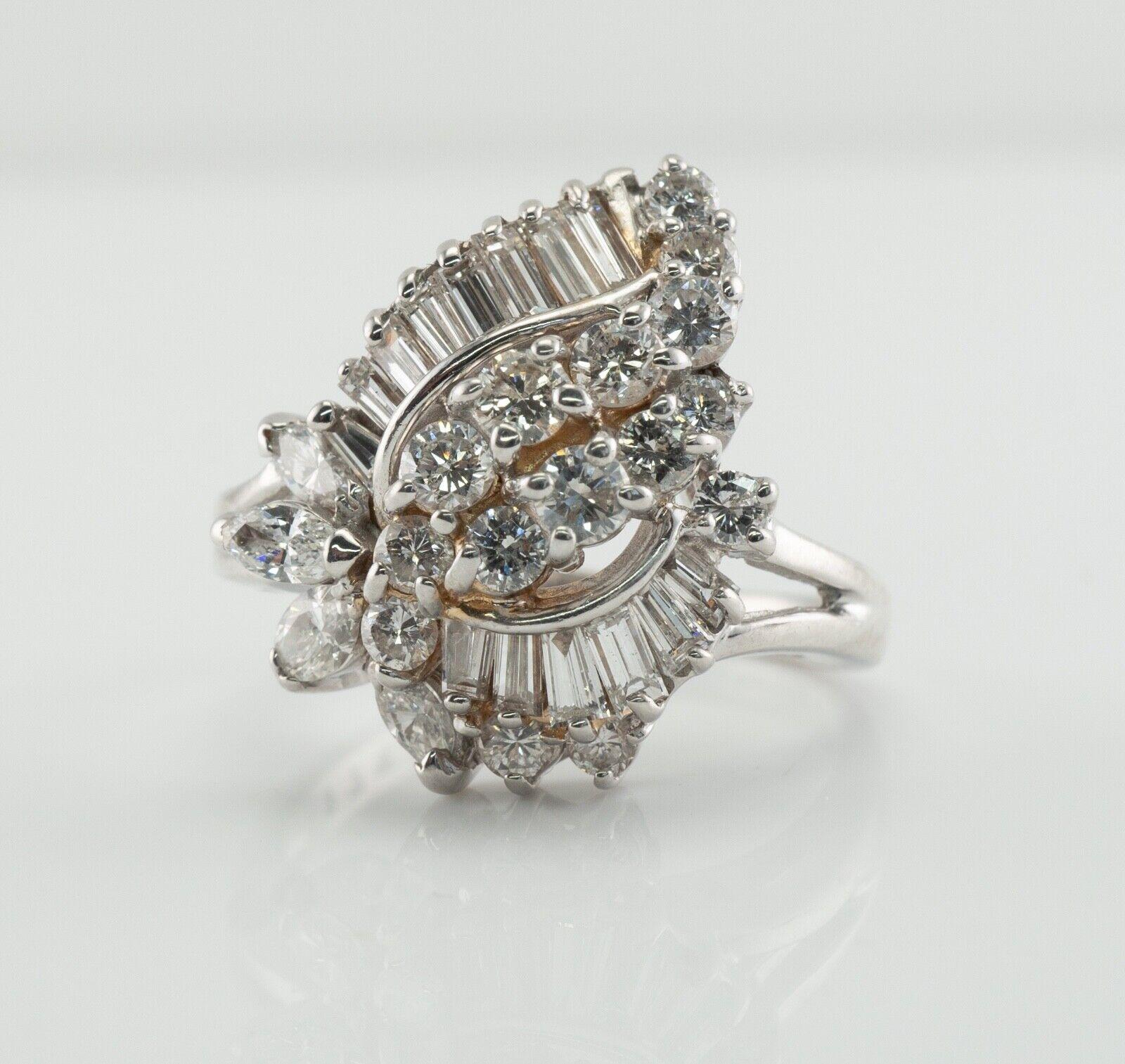 Dieser fantastische Vintage-Ring ist aus massivem 14-karätigem Weißgold gefertigt.
Der Ring hält:
- 15 runde Diamanten im Brillantschliff (.75 Karat)
- 14 geschliffene Diamanten (.48 Karat)
- 4 Diamanten im Marquise-Schliff (.50 Karat).
Die