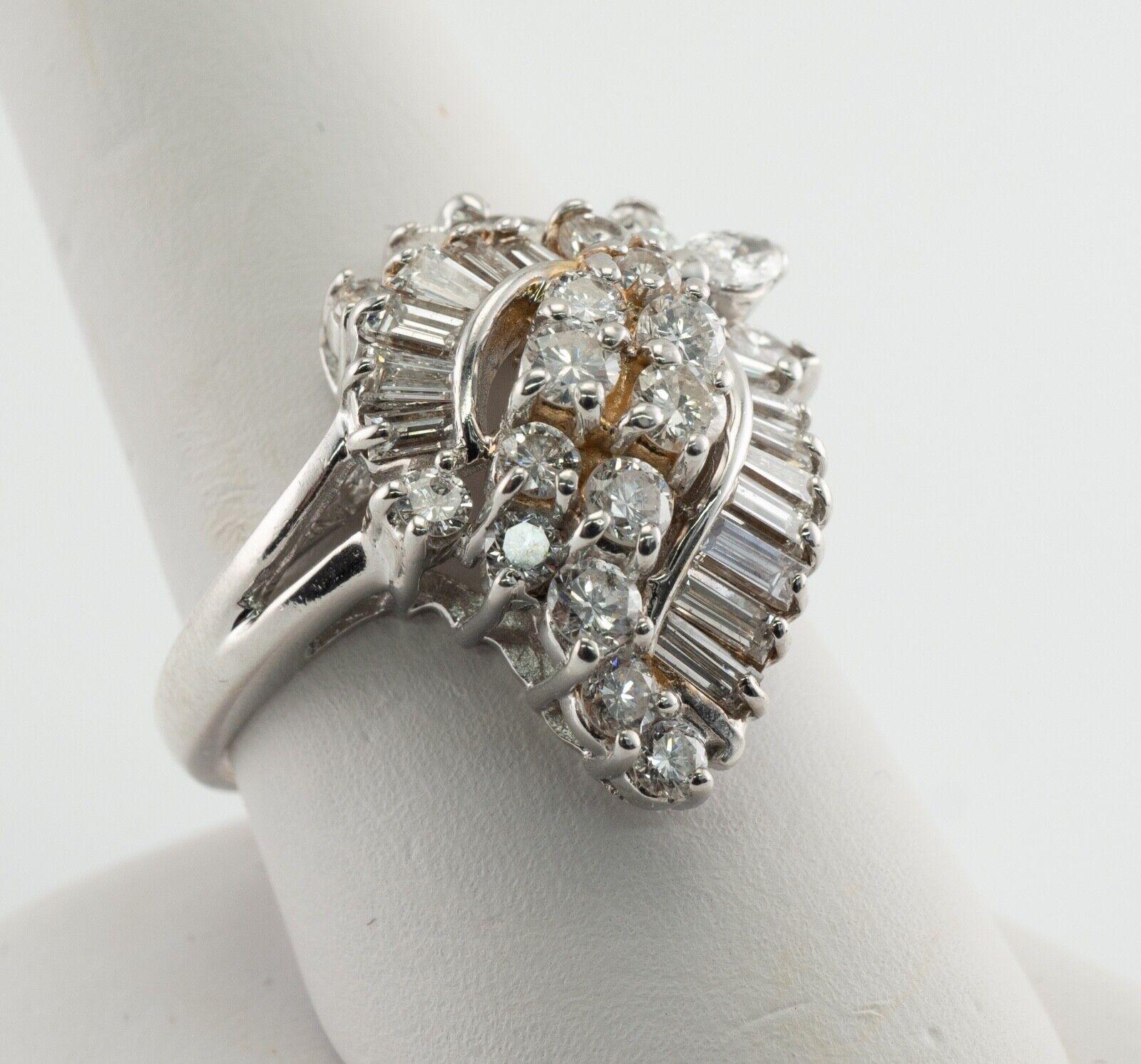Taglio rotondo Anello con diamante in oro bianco 14K Vintage Cluster 1,73 TDW in vendita