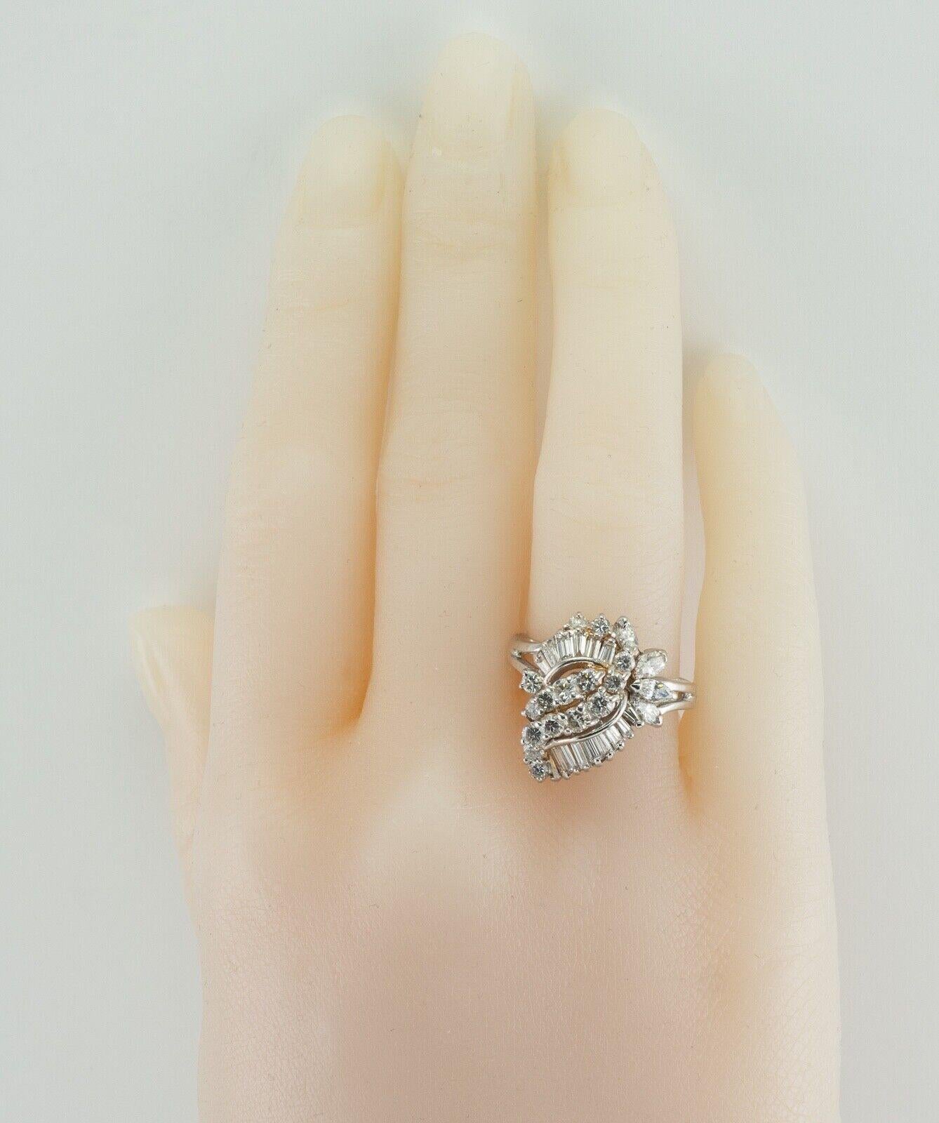 Anello con diamante in oro bianco 14K Vintage Cluster 1,73 TDW In condizioni buone in vendita a East Brunswick, NJ