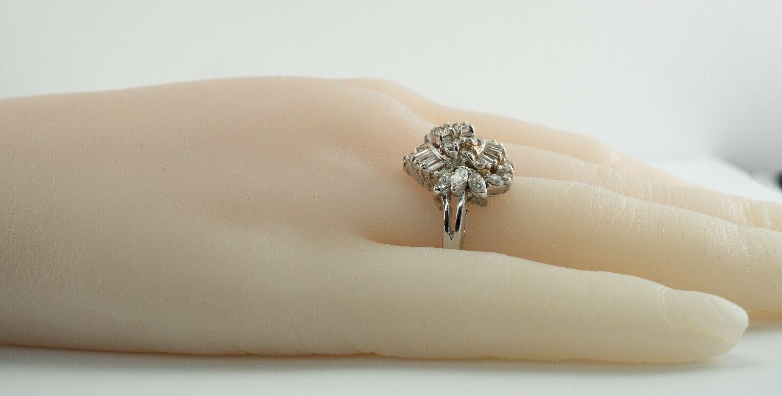 Anello con diamante in oro bianco 14K Vintage Cluster 1,73 TDW in vendita 1