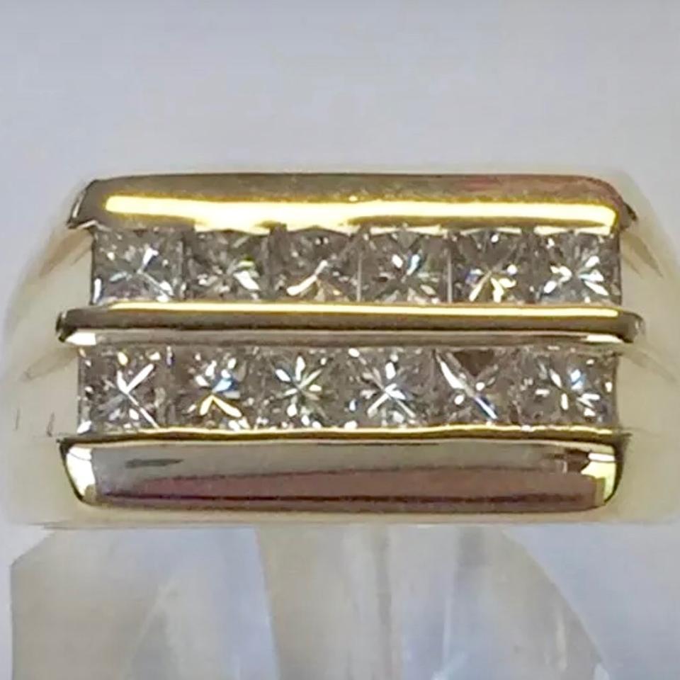 Bague en or jaune 14k diamant 2 TCW Princesse certifié unisexe en vente 4