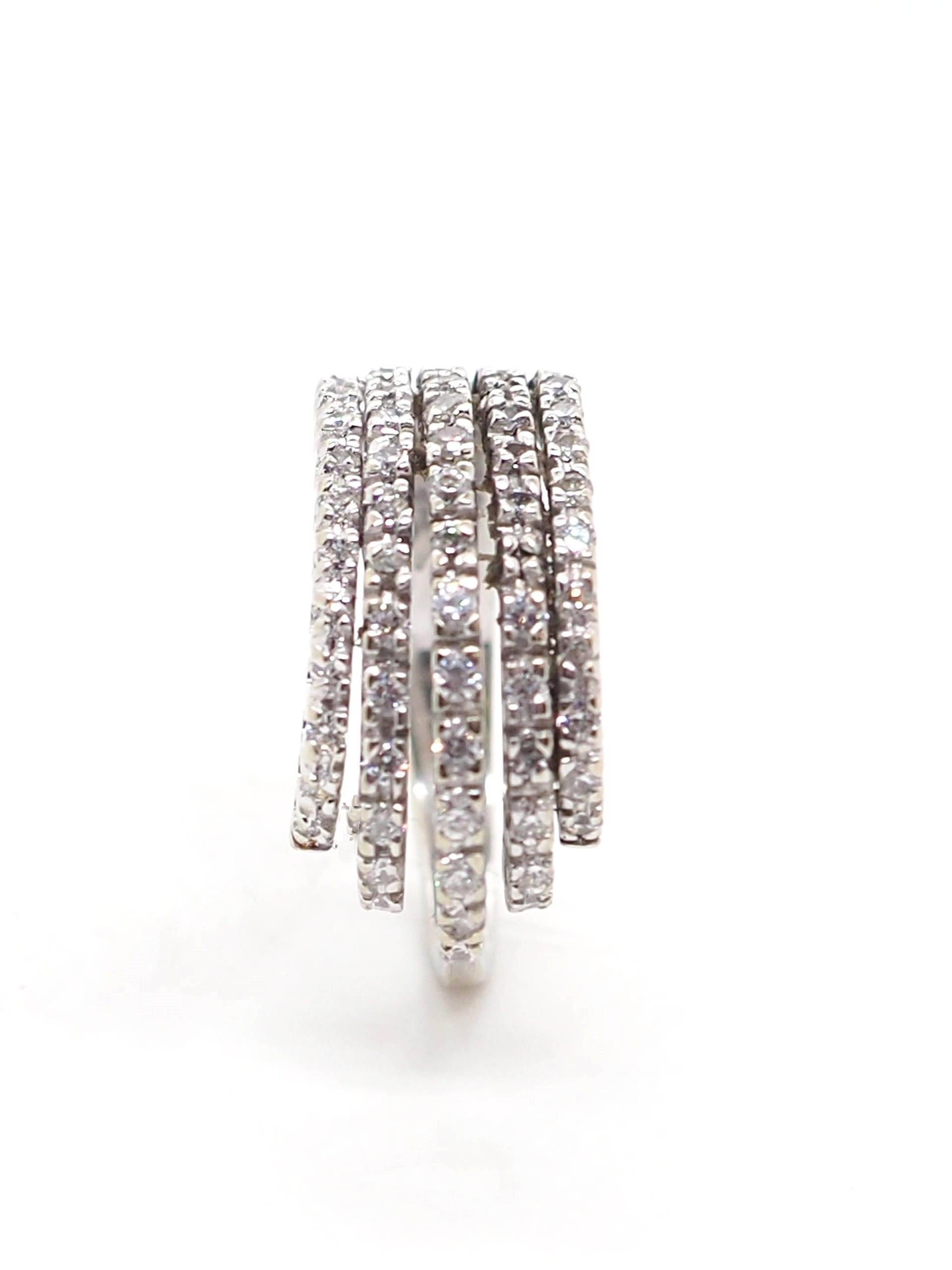Ein wunderschöner Ring aus 18 Karat Weißgold, besetzt mit Zirkonen. Der Ring ist für jede Gelegenheit geeignet. Sie ist elegant und passt perfekt zu jedem Outfit.

Der Ring kann auf Anfrage in der Größe angepasst werden. 

Gesamtgewicht: 9