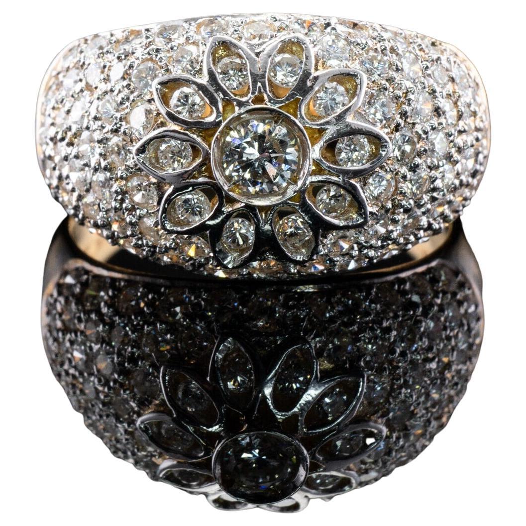 Cette magnifique bague de succession est finement travaillée en or jaune massif 18K et en or blanc pour la partie supérieure et sertie de diamants blancs et de diamants ardents. 
Le diamant central de la lunette est de 0,15 carat, de pureté VS1 et