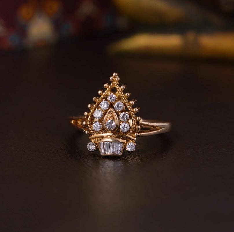 Questo anello è realizzato in oro giallo massiccio 18 carati con diamanti naturali incastonati. È un anello di design ed è perfetto per ogni occasione.

Specifiche

Dimensioni: Lunghezza: 1,6 cm, Larghezza: 0,9 cm
Peso lordo: 4.360 grammi
Peso