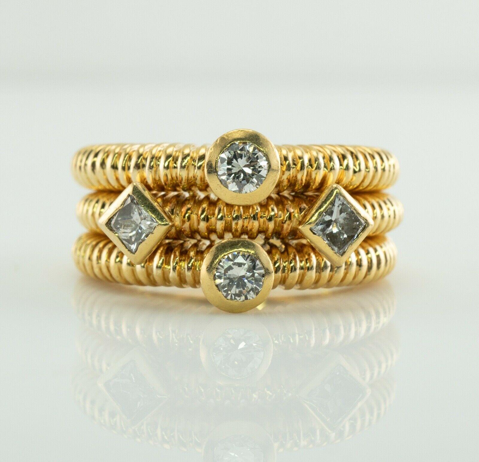 Dieser ungewöhnliche Vintage-Ring ist aus massivem 18-karätigem Gelbgold gefertigt.
Er ist mit zwei runden Diamanten im Brillantschliff und zwei Diamanten im Prinzessinnenschliff besetzt.
Runde Diamanten von insgesamt 0,16 Karat, Reinheit VS2 und
