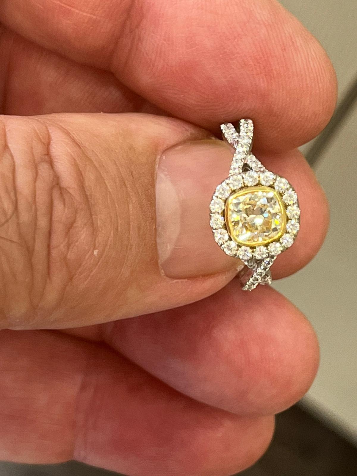 Taglio cuscino Anello con diamante in oro bianco 18k in vendita