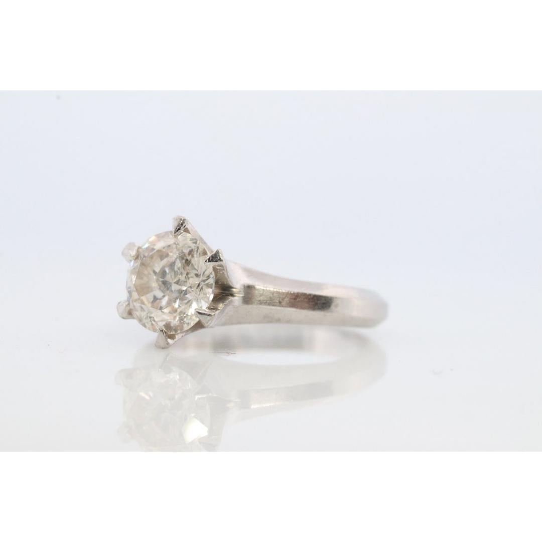 Vintage By aus den 1990er Jahren
Größe: 4 US
MATERIALIEN: Gold, Platin
Edelstein: Diamant
Edelsteinfarbe: Farblos

Bandfarbe: Gold

Atemberaubender Diamant-Solitär-Verlobungsring.

1.09CT Runder Diamant in Zackenform.

Platin 850-Schaft.

Zustand: