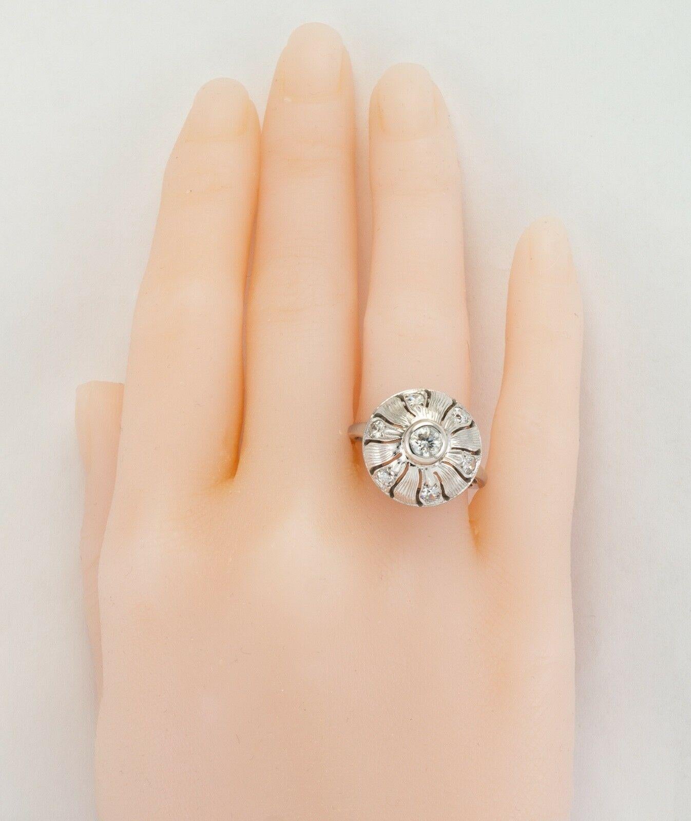 Bague diamant .55 TDW Or blanc 14K floral Bon état - En vente à East Brunswick, NJ