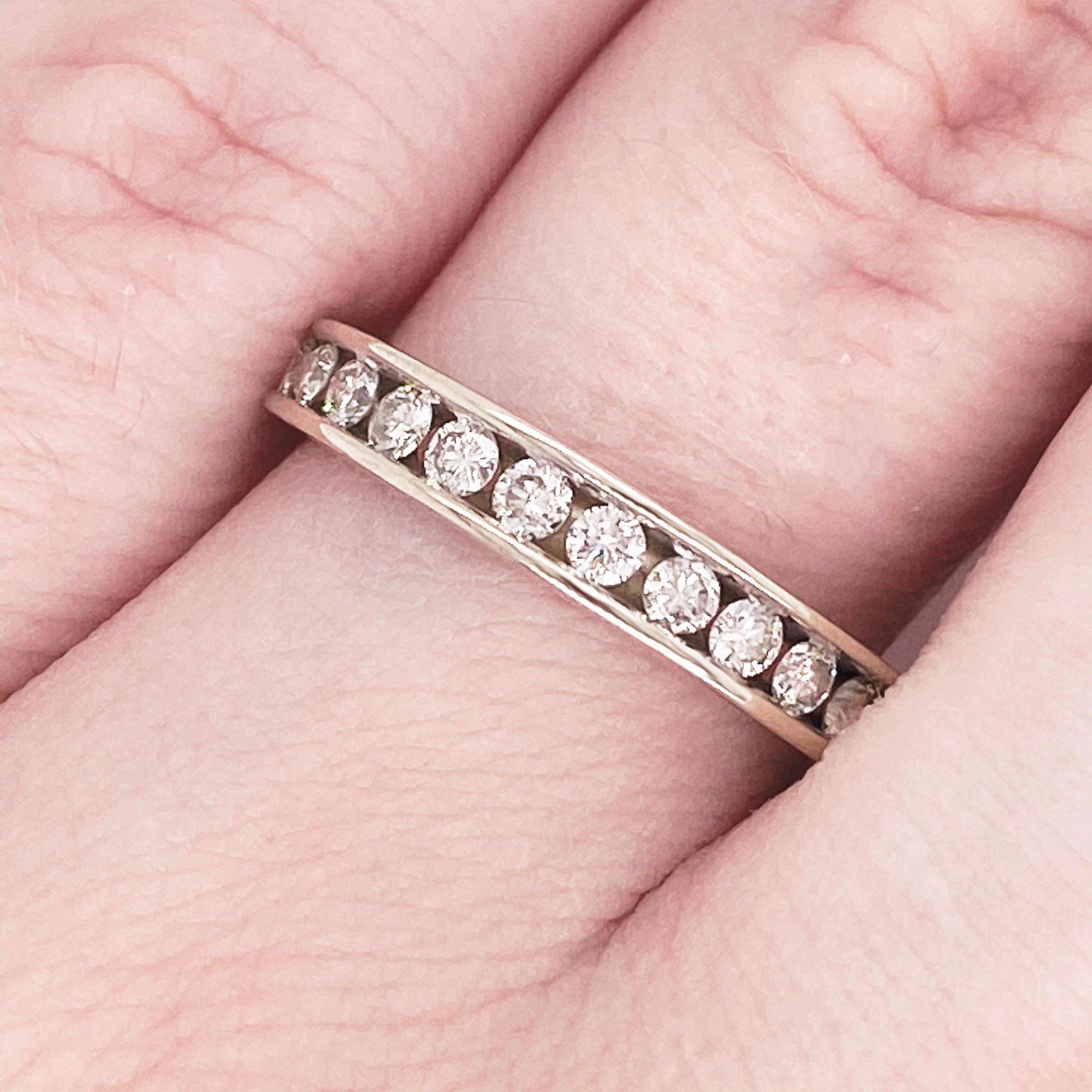 Dieses atemberaubend schöne Band aus poliertem Weißgold, das mit runden Diamanten besetzt ist, bietet einen Look, der sehr klassisch und modern zugleich ist! Dieser Ring ist sehr modisch und kann jedem Outfit einen Hauch von Stil verleihen, dennoch