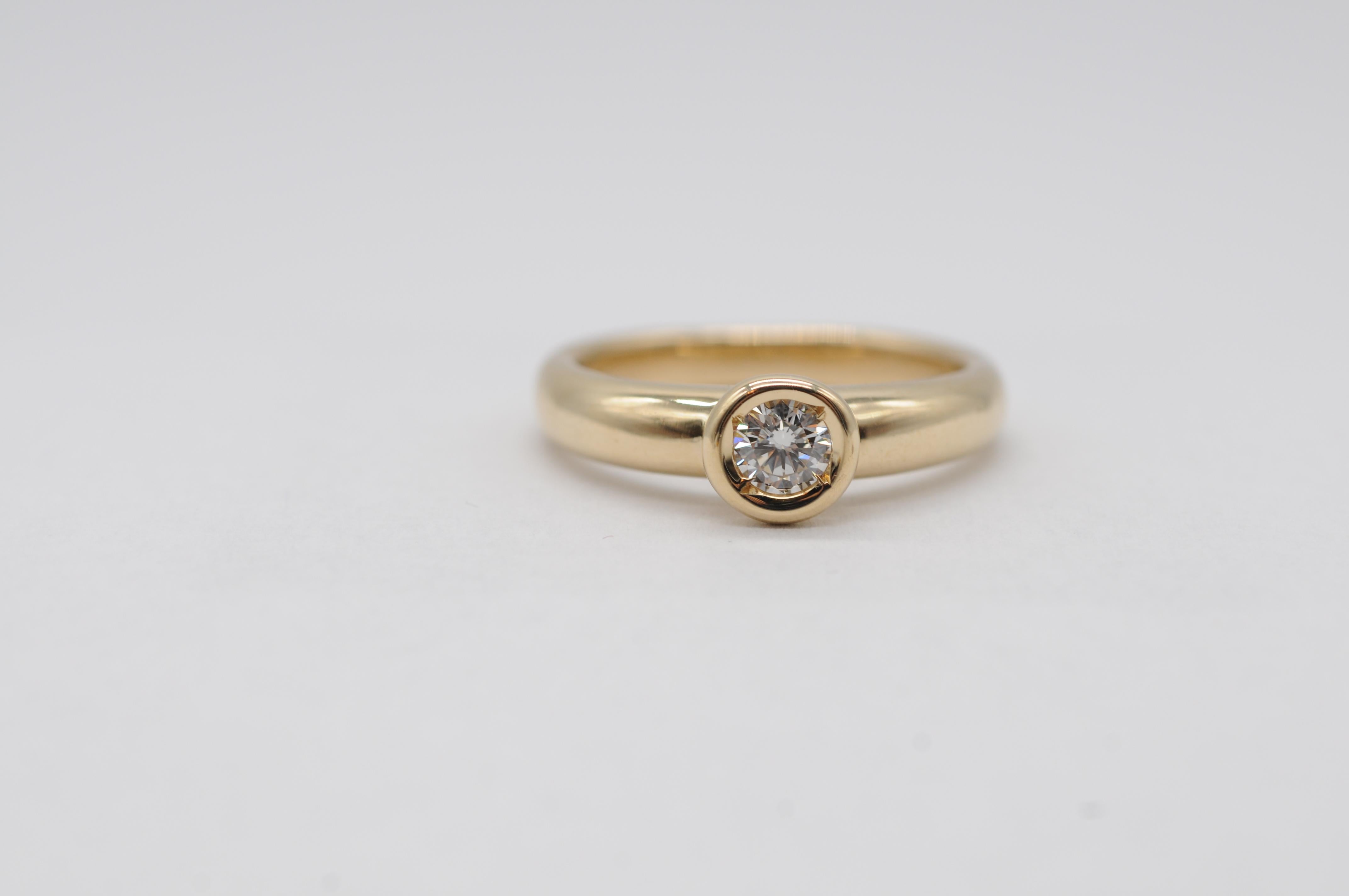 Diamond ring Clarity:VVS1 Color.E Carats:0.30ct in 14k yellow gold  In Good Condition For Sale In Berlin, BE