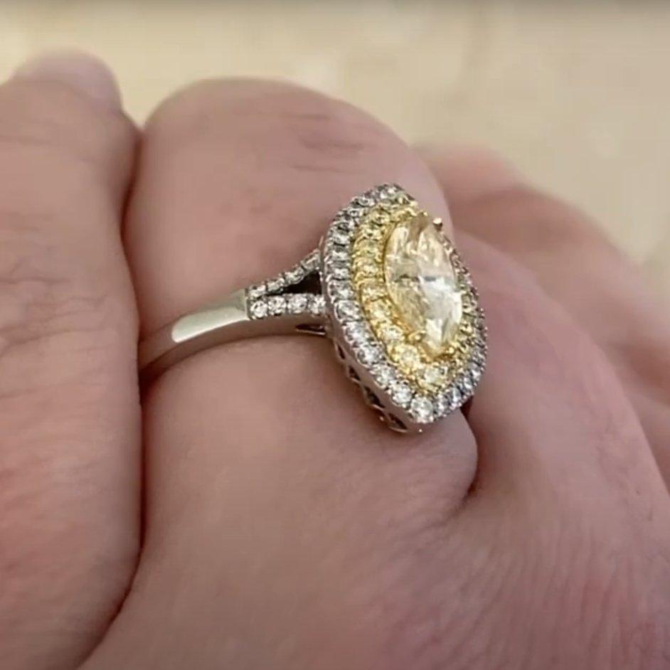 Taglio ovale Anello con diamante a doppio alone, (circa 0,80 carati) diamante giallo taglio marquise in vendita