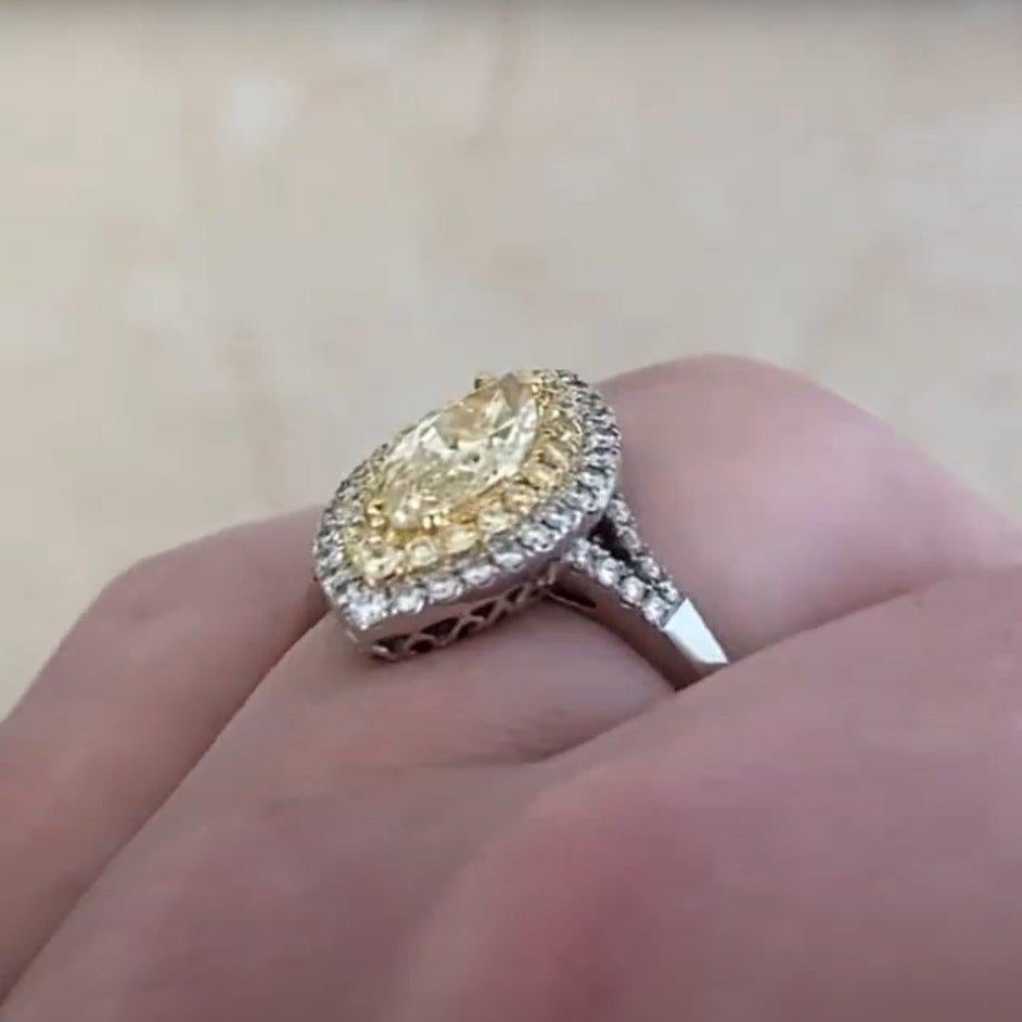 Anello con diamante a doppio alone, (circa 0,80 carati) diamante giallo taglio marquise In condizioni ottime in vendita a New York, NY