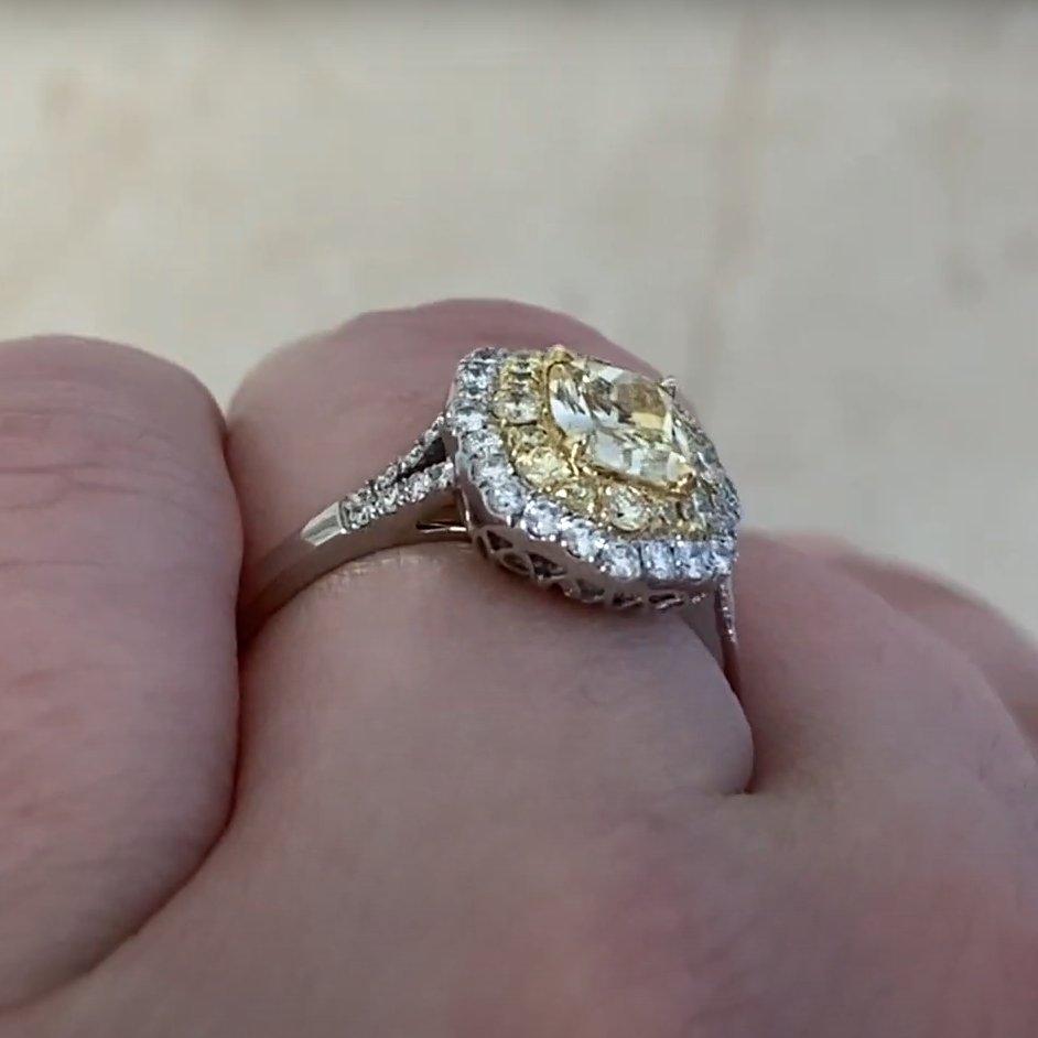 Taille coussin Bague double halo en platine, (environ 0,90 carat) diamant jaune coussin en vente