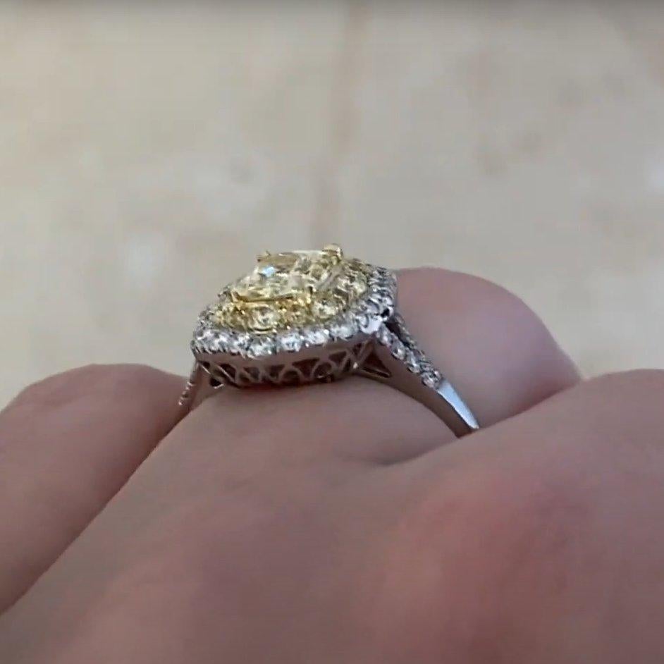 Bague double halo en platine, (environ 0,90 carat) diamant jaune coussin Excellent état - En vente à New York, NY
