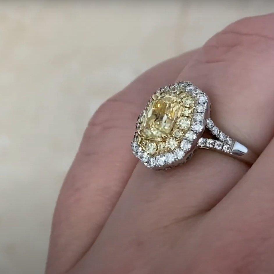 Bague double halo en platine, (environ 0,90 carat) diamant jaune coussin Pour femmes en vente