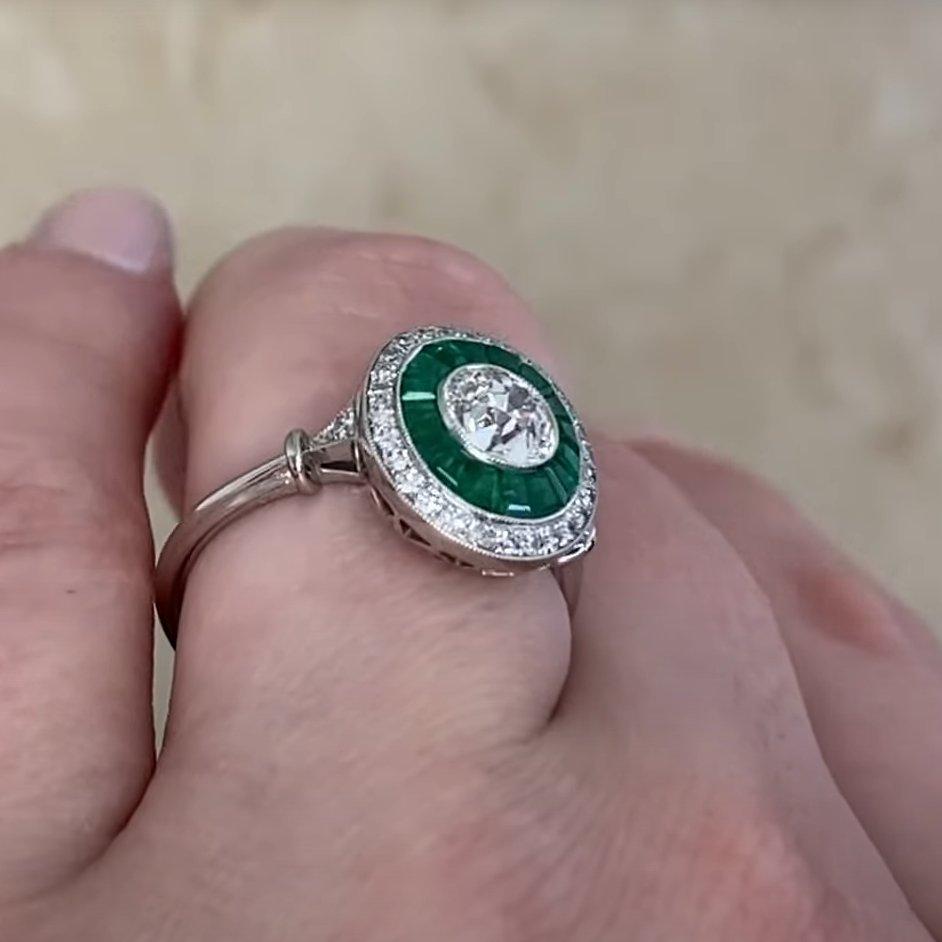 Taglio cuscino antico Anello con diamante a doppio alone in platino con diamante a taglio cuscino (circa 0,6 carati) in vendita