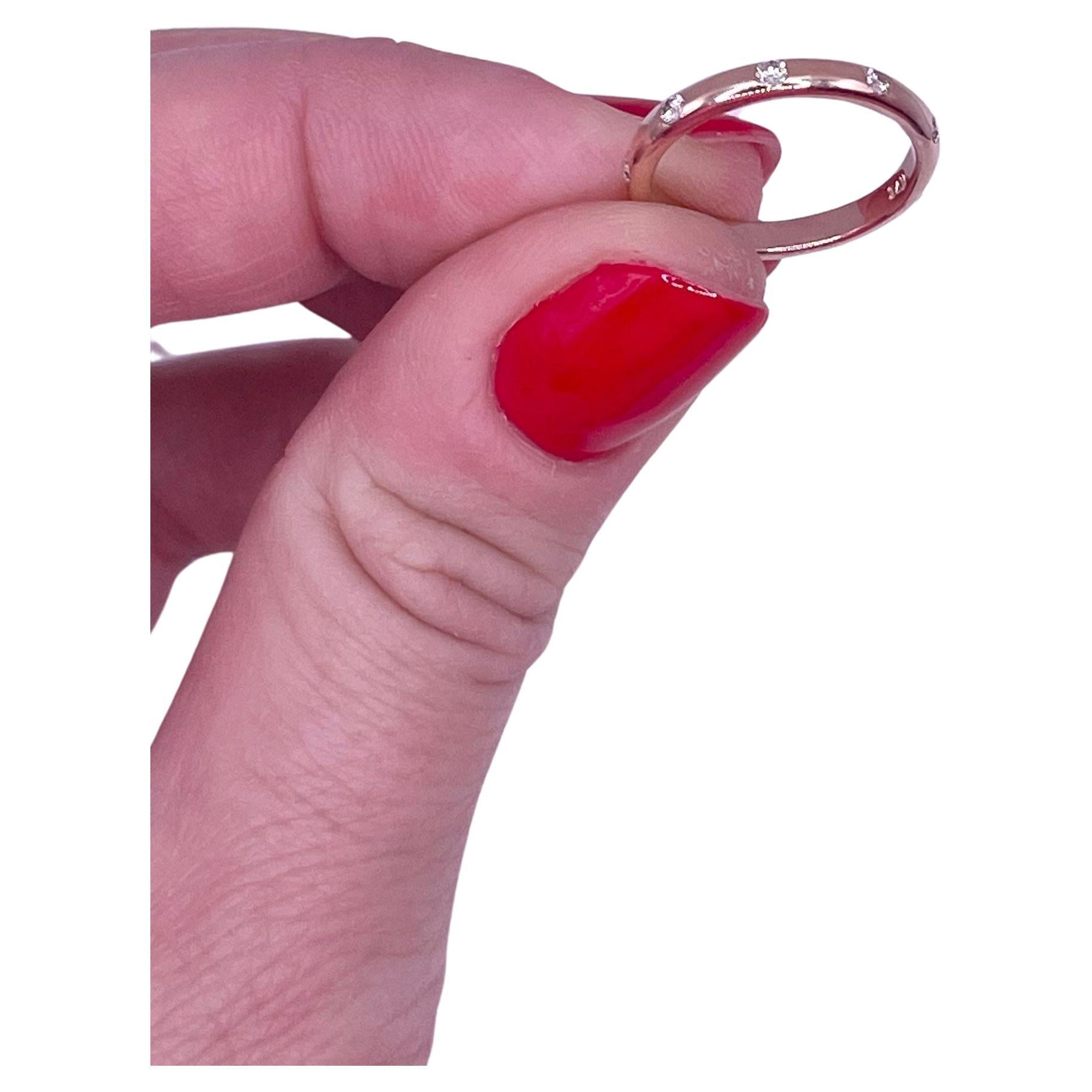 Ein niedlicher, eleganter, minimalistischer Ehering aus 18 Kt Roségold. Der gesamte Ring ist mit Diamanten besetzt.
Größe 6 und kann 2 Größen nach oben und unten angepasst werden.
Diamanten sind VS Klarheit und F Farbe, EX geschnitten,