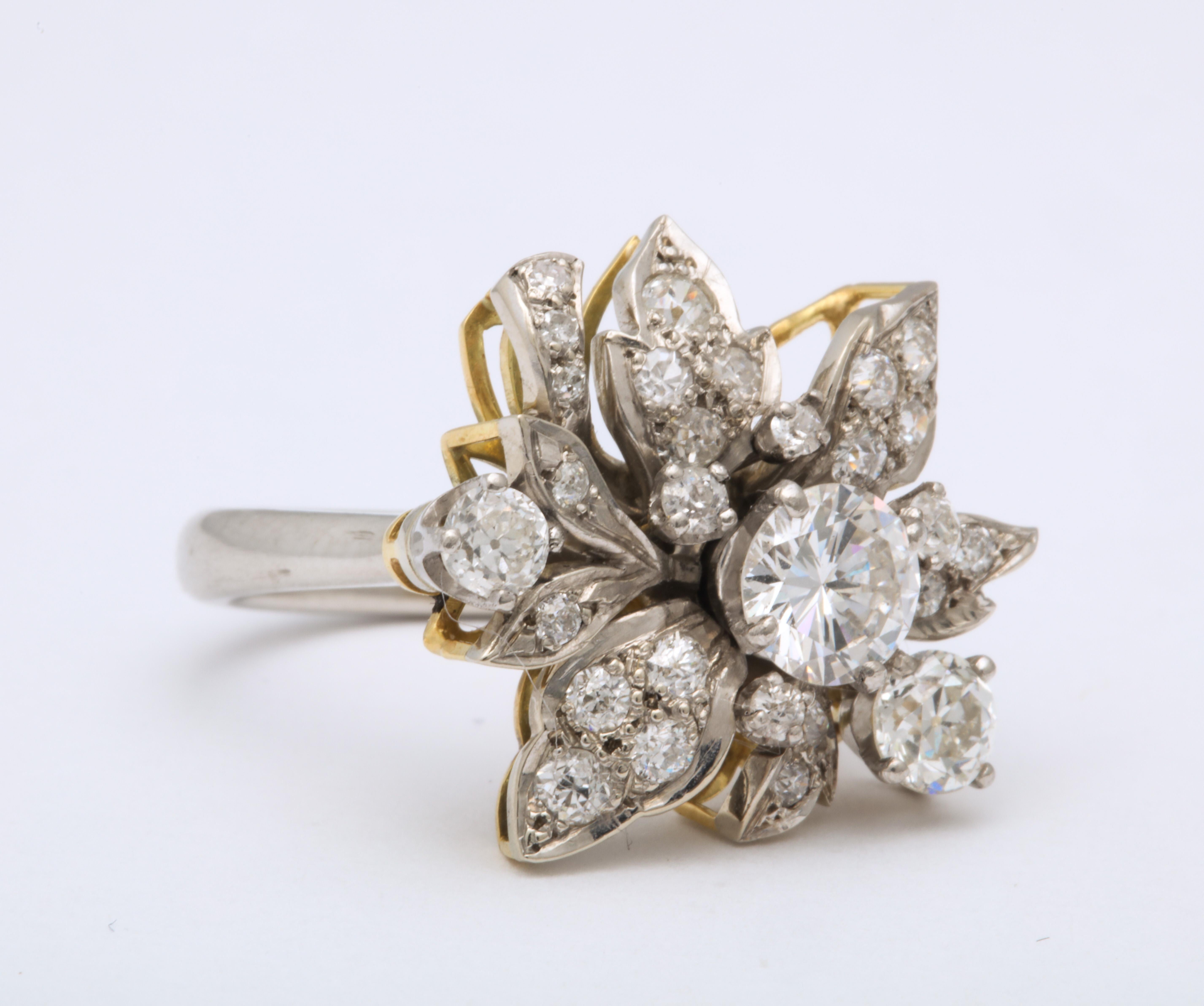 Romantique Bague fleur articulée en diamants en vente