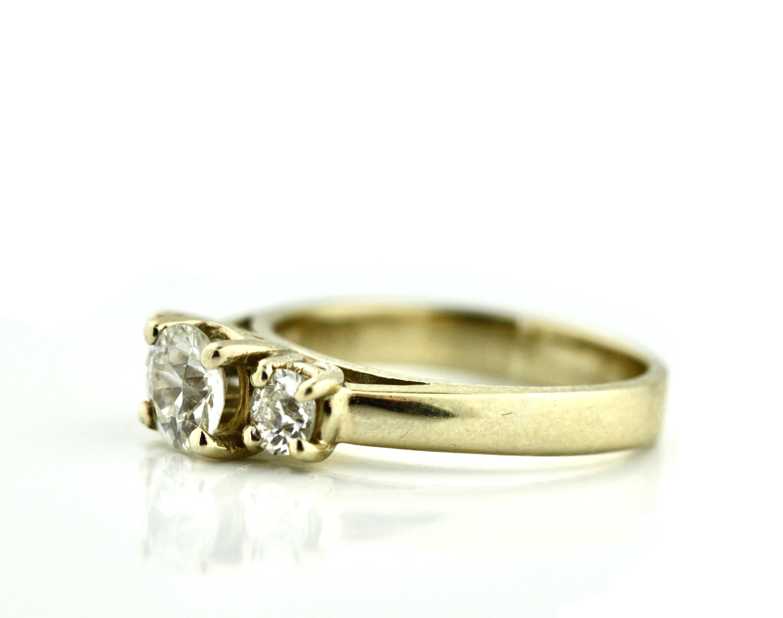 
Diamantring
In der Mitte ein Diamant im Rundschliff mit einem Gewicht von ca. 0,67 Karat, flankiert von zwei Diamanten im Rundschliff mit einem Gewicht von ca. 0,39 Karat, montiert in 18 Karat Weißgold, Bruttogewicht ca. 4,8 Gramm
größe 6.5