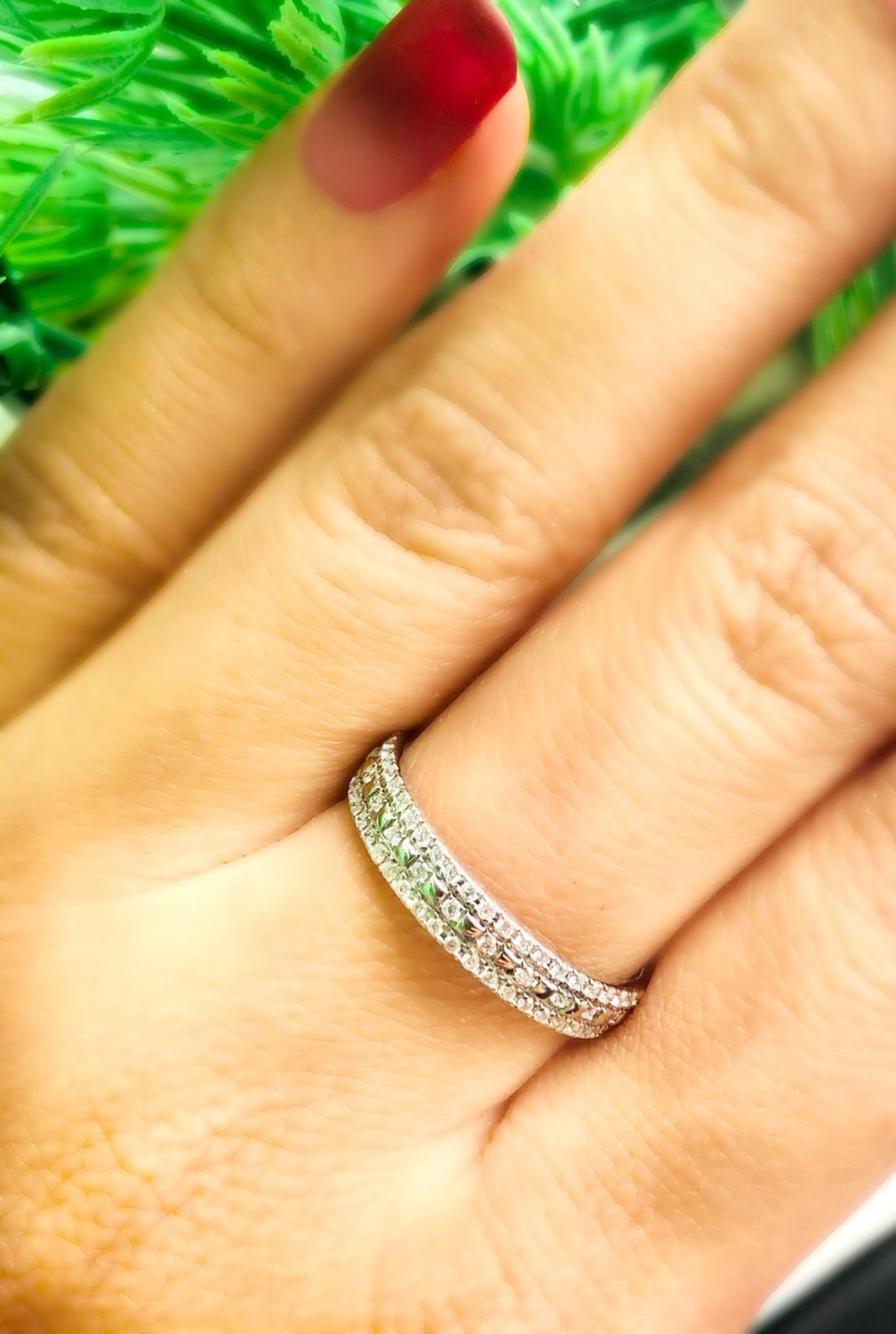 Anillo de oro blanco de 18 quilates con diamantes
  
  Color y quilates del oro Oro blanco 18 quilates
  Peso: 3.13 gramos
  
  Set con-
  Tipo de piedra: Diamantes
  Forma: Redonda
  Quilate: 0,40 ct (120 Piezas )
  Color: F a G
  Claridad: VS A