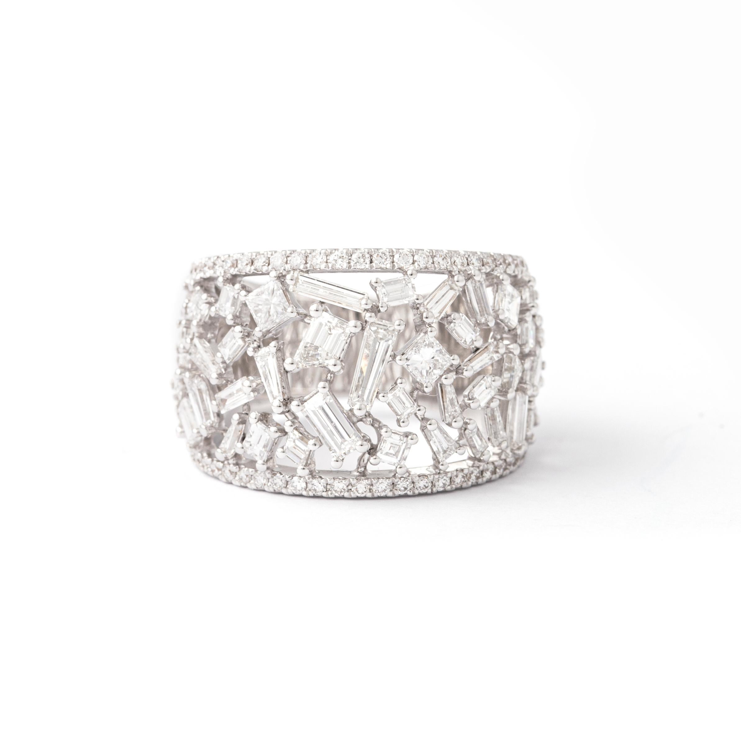 Ring in 18kt white gold set with 44 tapers baguette and princess cut diamonds 2.22 cts and 54 diamonds 0.32 cts Size 54 

Total weight: 9.45 grams.              
