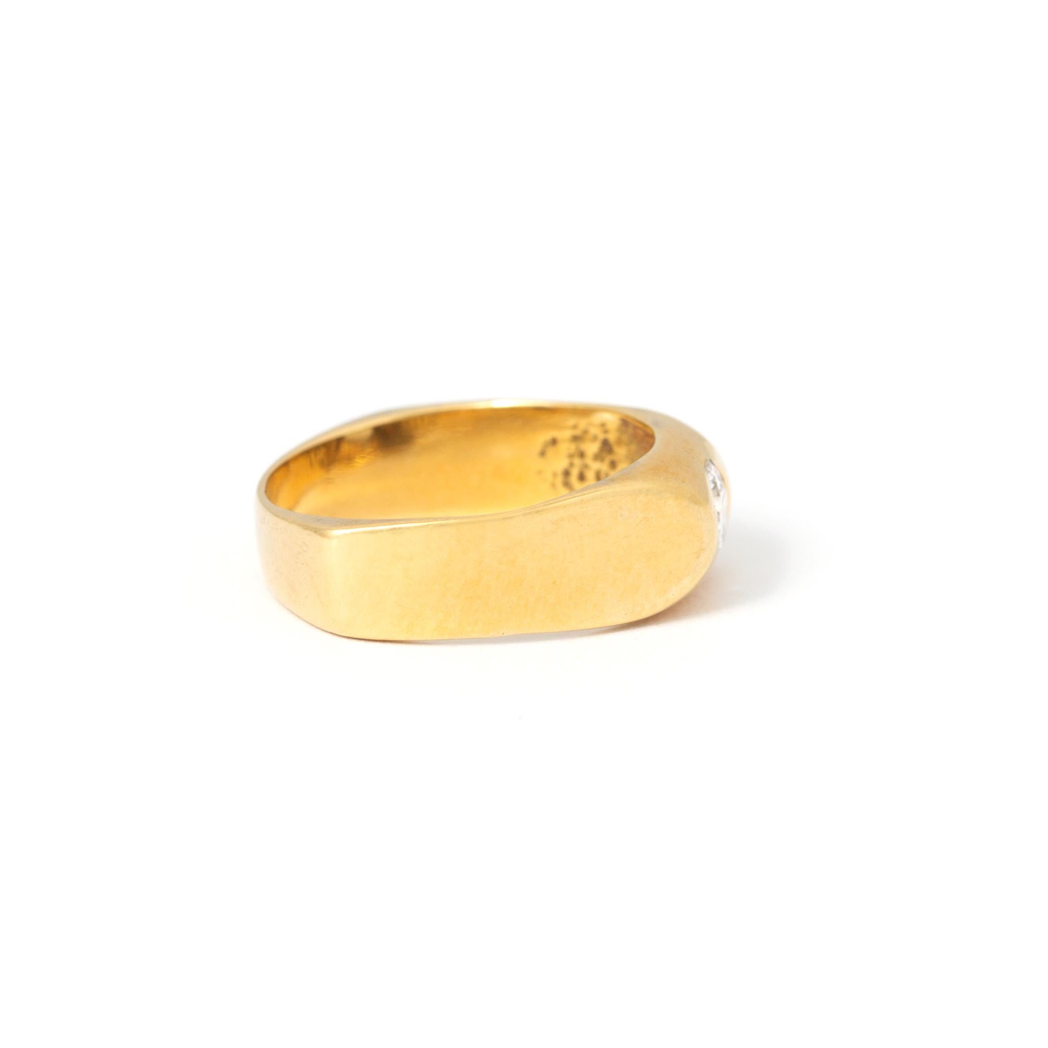 Ring aus 18 Karat Gelbgold mit einem runden Diamanten in der Mitte. 
Modernistische Arbeit. 
Mitte des 20. Jahrhunderts. 
Abmessungen der Diamanten: 4,42 x 4,36 x 2,46 mm. 
Ringkorpusbreite: 6,21 mm. 
Größe: 48,5. 
Bruttogewicht: 3,39 Gramm.