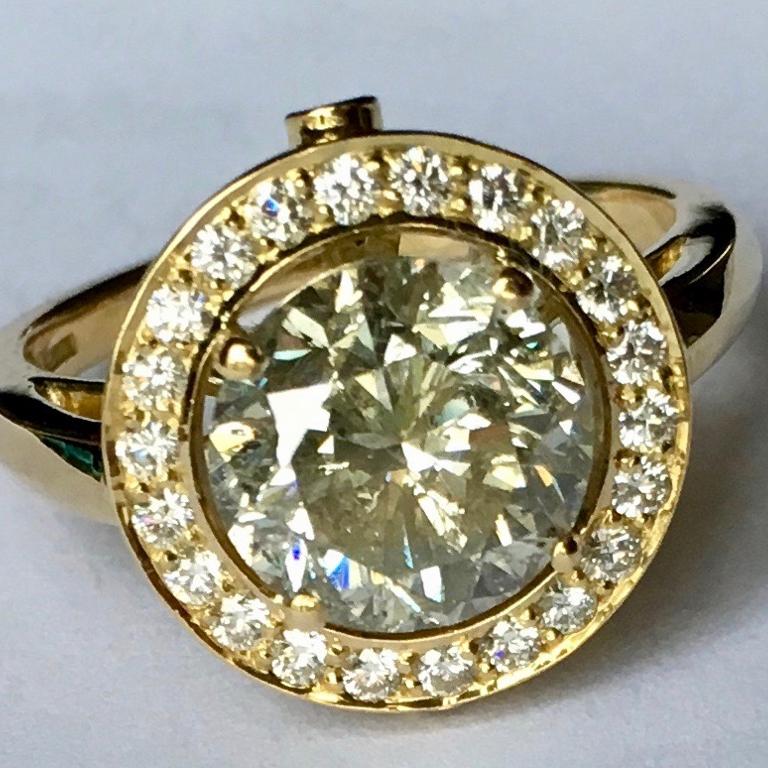 3 Karat Diamantring aus 18 Karat Gelbgold mit Diamanten  (Neobarock)